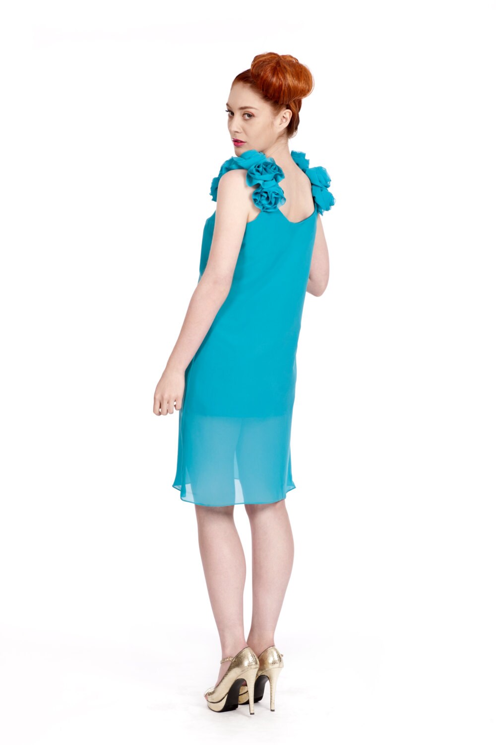 Daisy – Robe en mousseline de soie à détail floral sur l'épaule