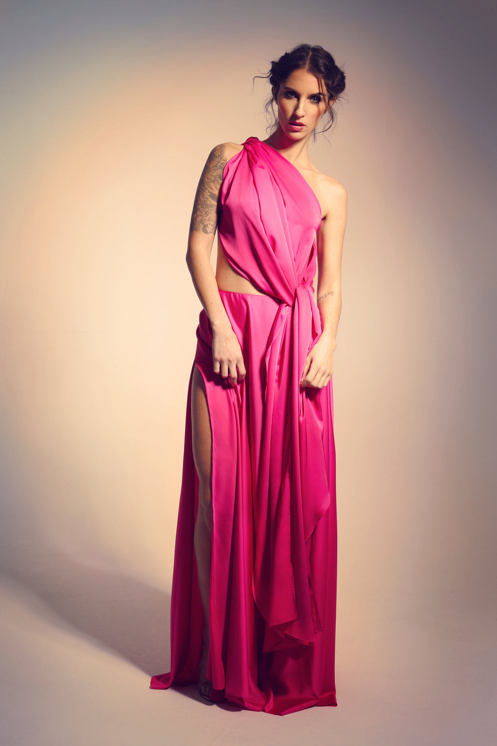 Vivien – Robe longue en satin à une épaule avec découpe latérale