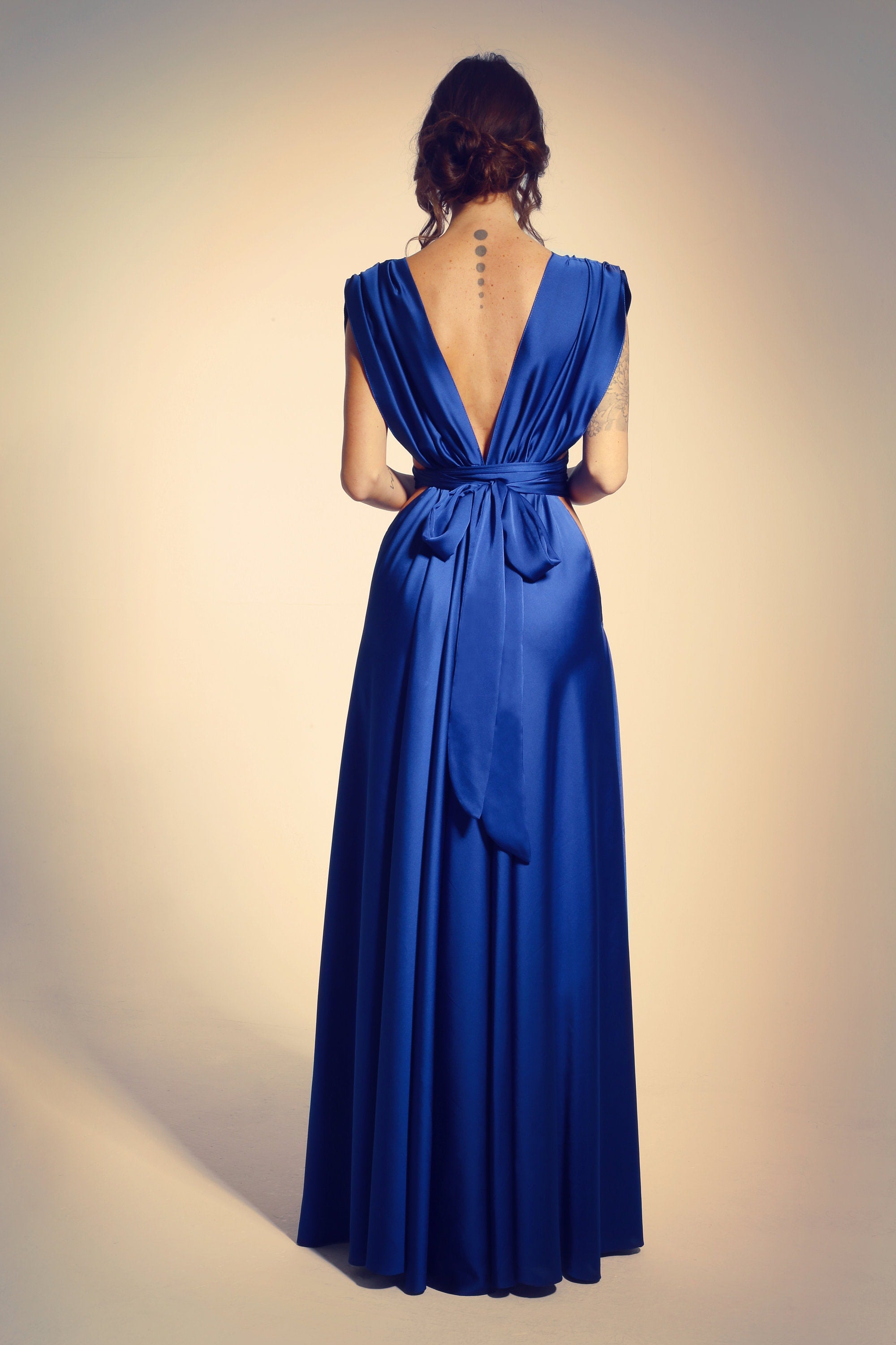 Robe de soirée en satin avec décolleté en V plongeant – Fente haute, dos nu, sur mesure