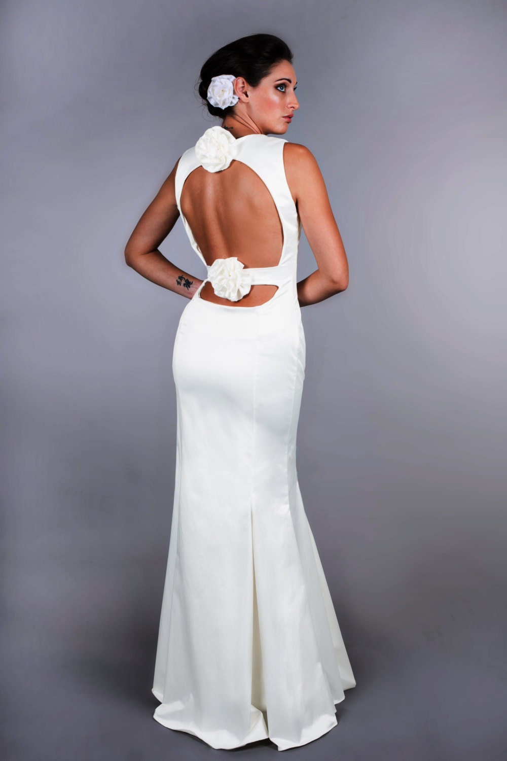 Modena – Robe de mariée sirène dos nu avec roses en satin