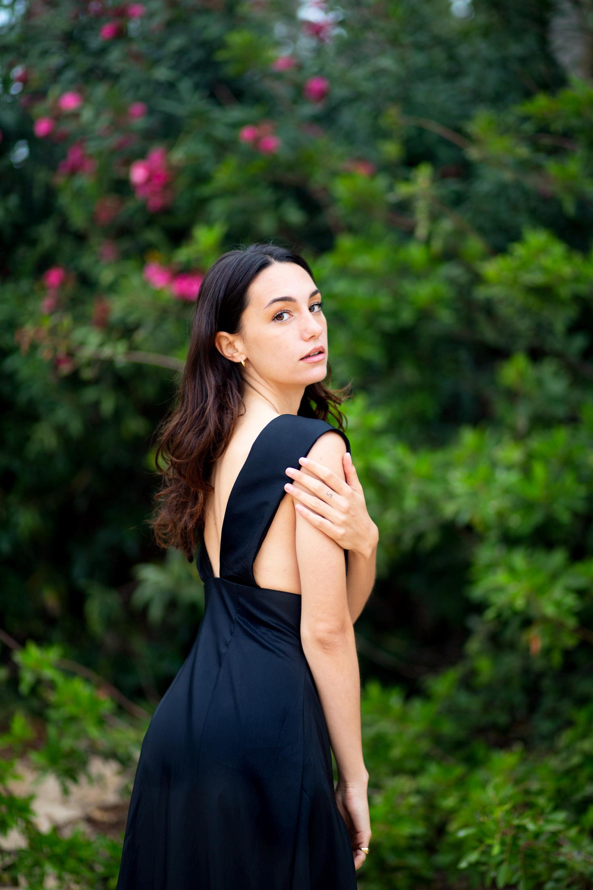 Robe de soirée en taffetas – Décolleté en V plongeant, longueur ras du sol avec fente latérale, sur mesure