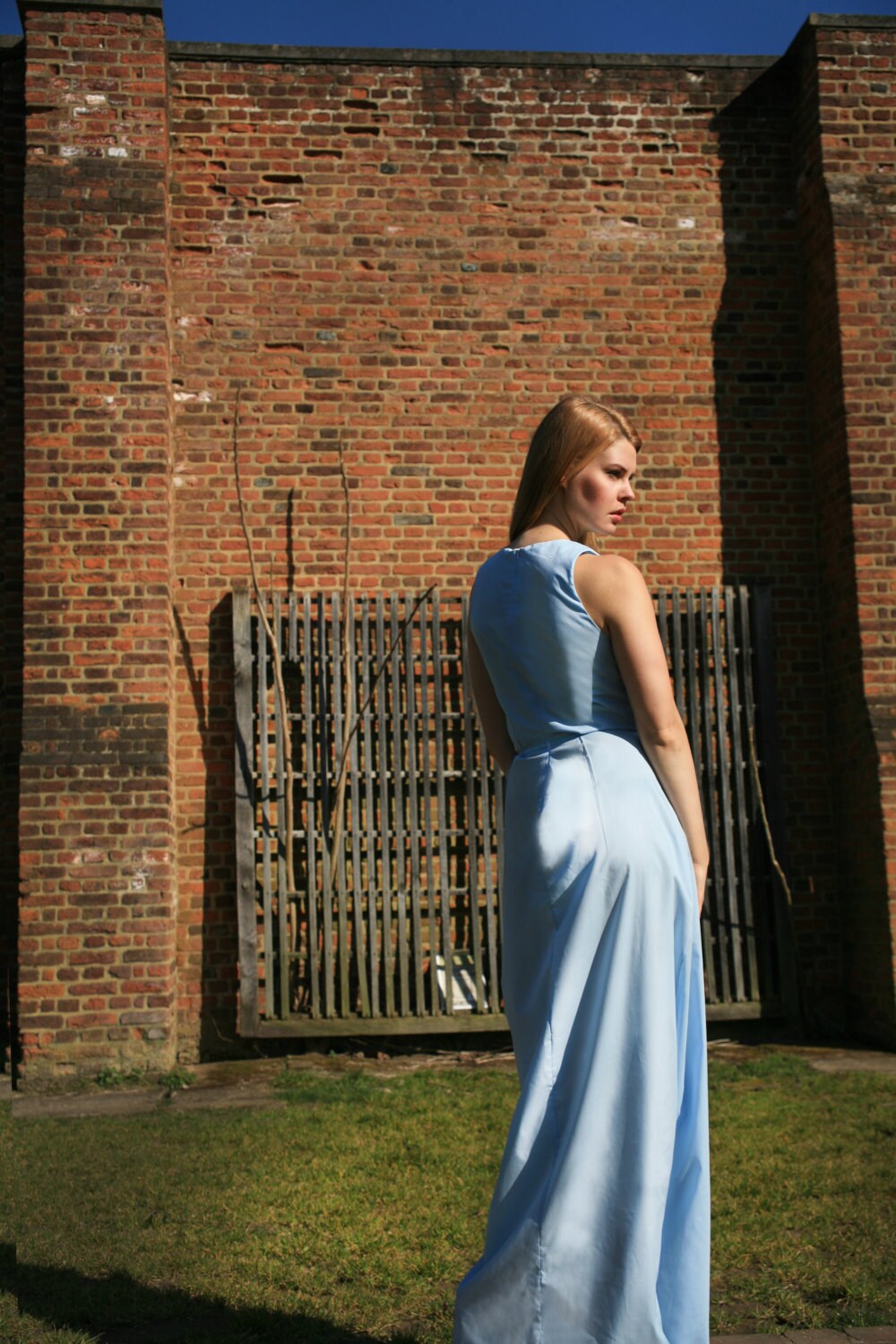 Looking Glass – Robe longue ajustée en coton bleu ciel