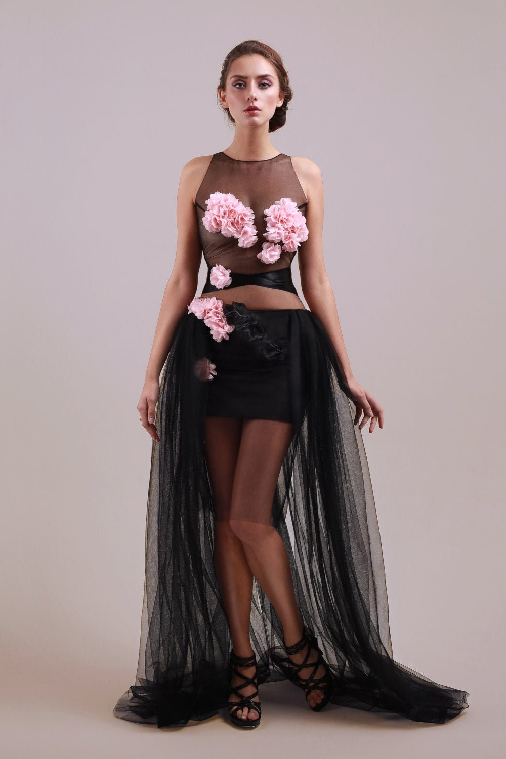 Orchidea – Robe longue en tulle noir transparent avec applications florales 3D