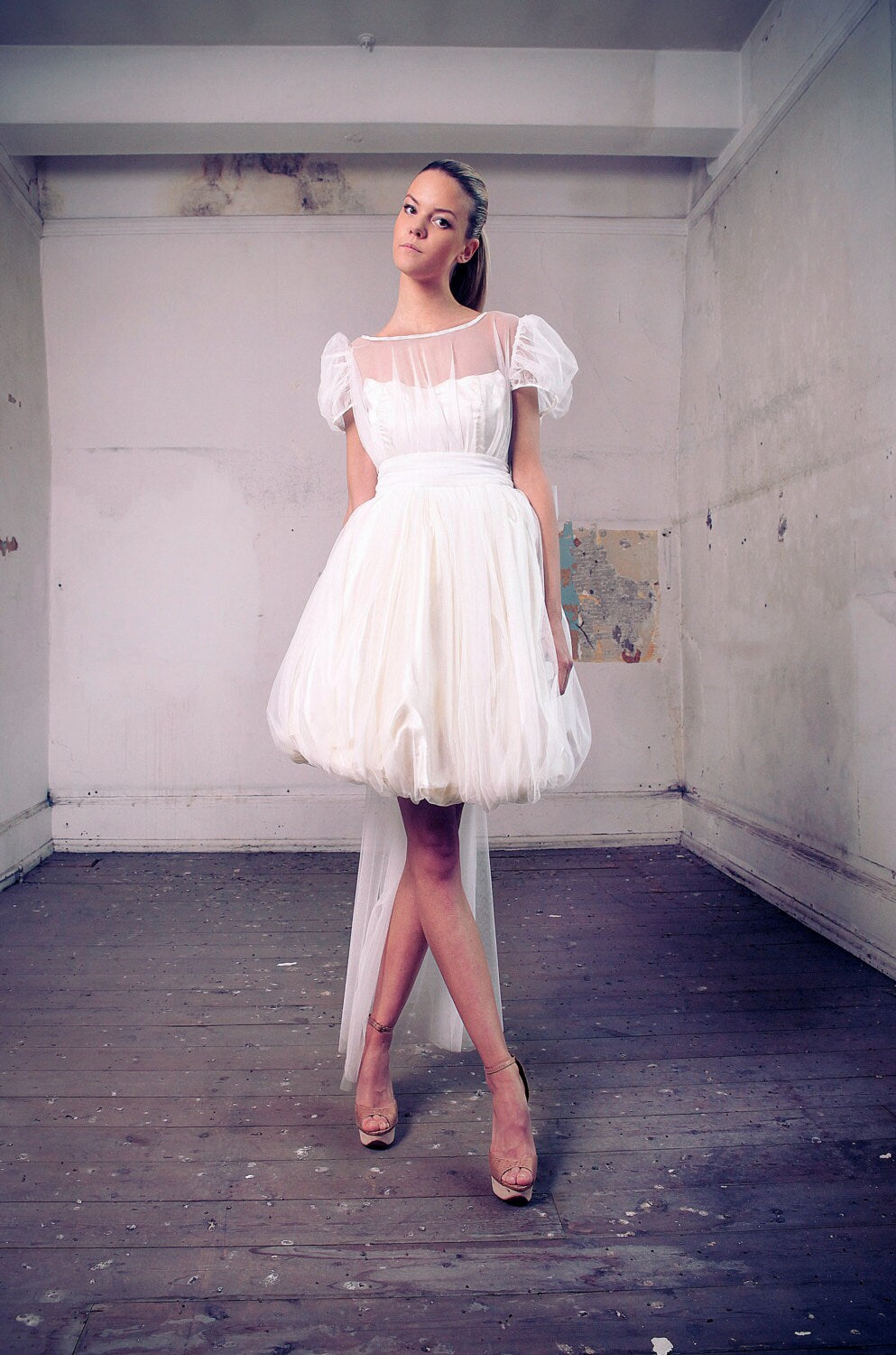 Sofia – Robe de mariée midi vintage à manches bouffantes et nœud dans le dos