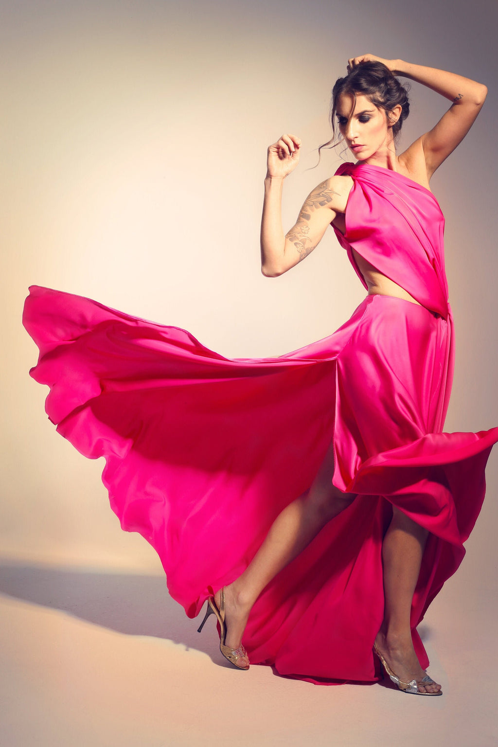 Vivien – Robe longue en satin à une épaule avec découpe latérale