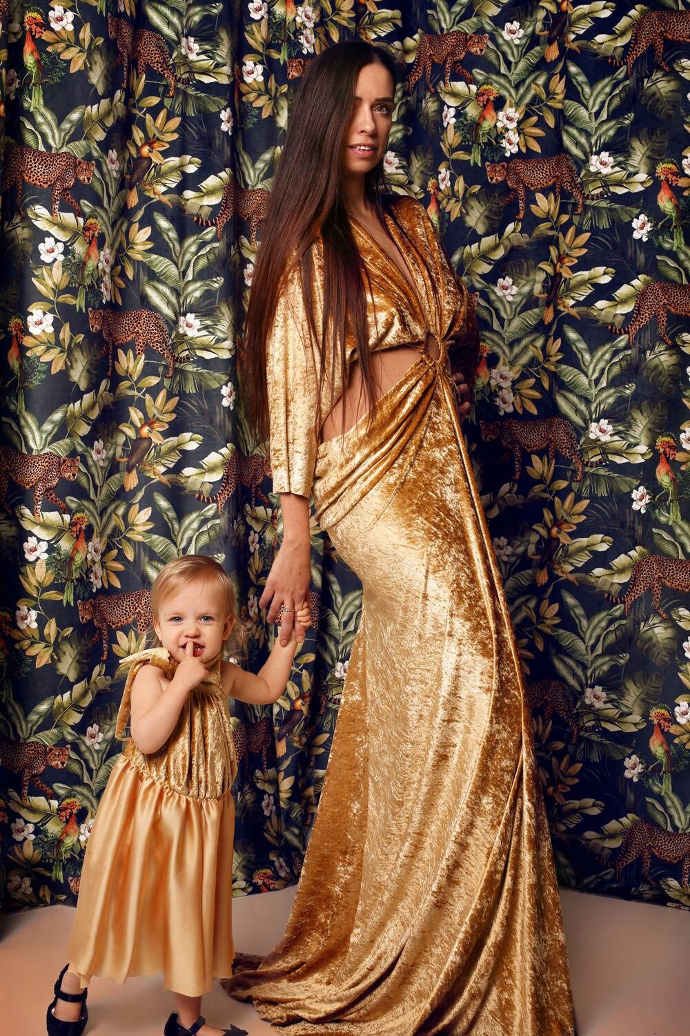 Robe de soirée en velours à manches longues avec dos ouvert et fente devant