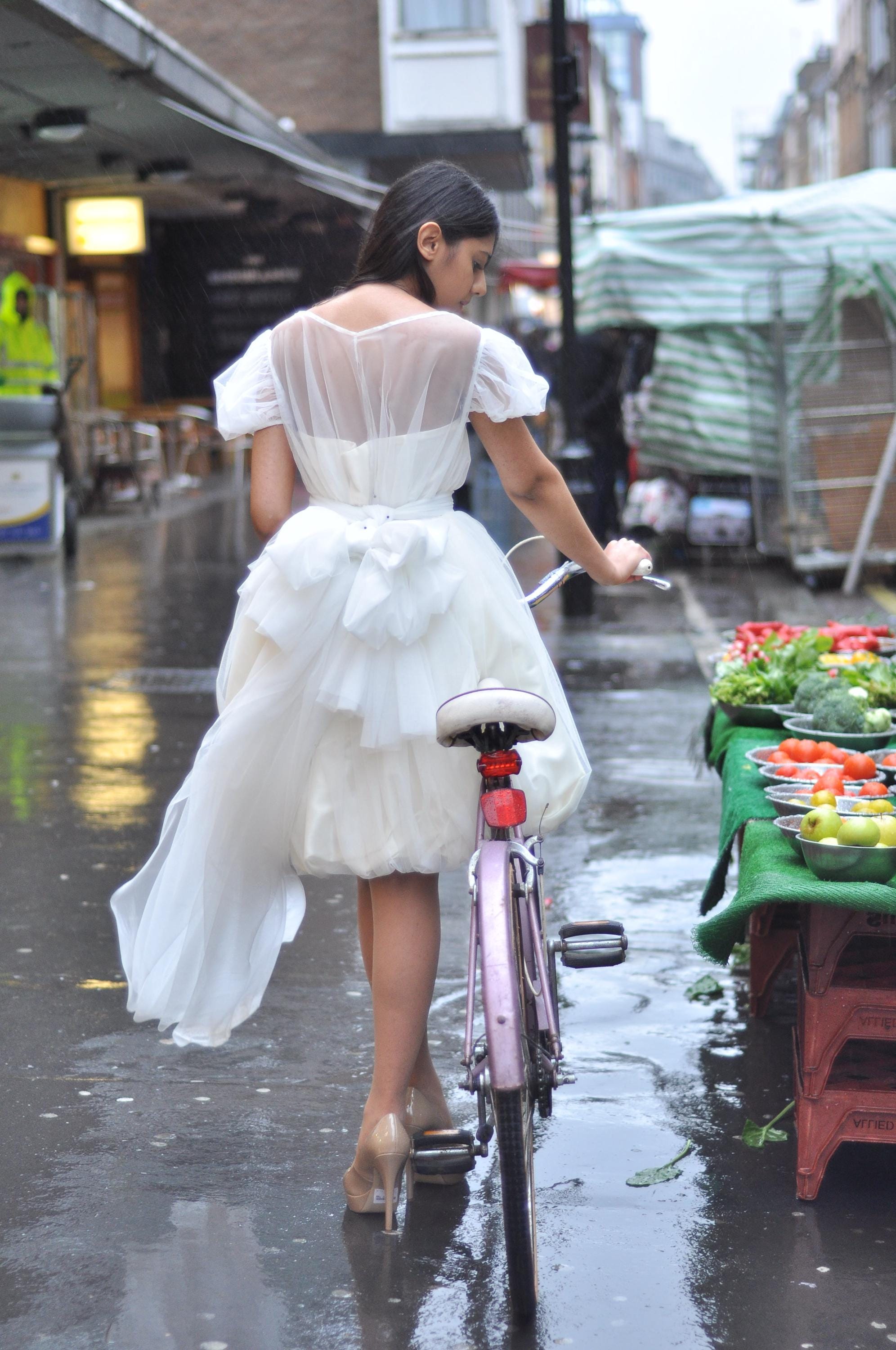Sofia – Robe de mariée midi vintage à manches bouffantes et nœud dans le dos