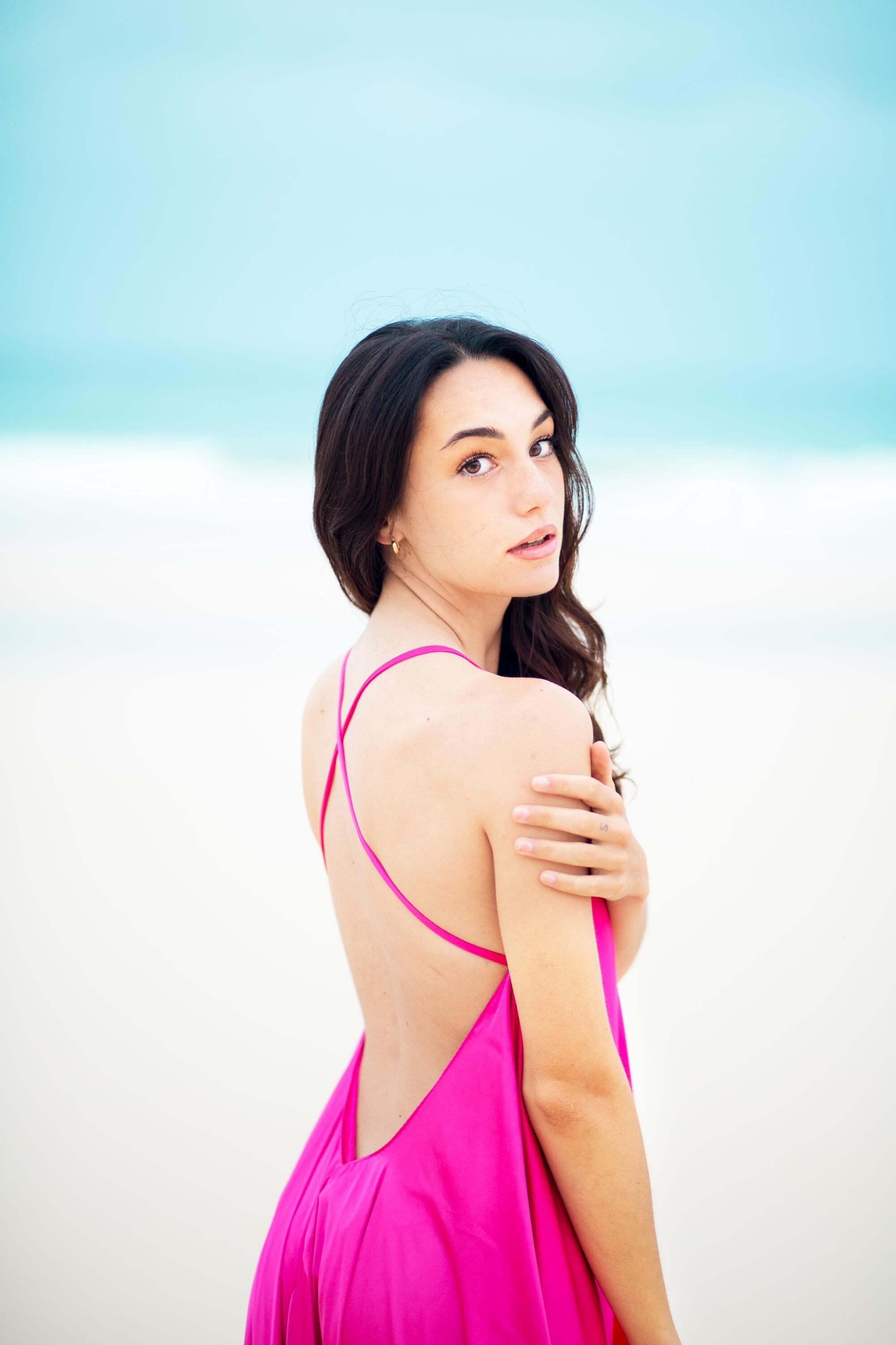 Robe longue en satin dos nu – Robe de soirée fluide et romantique, confectionnée sur mesure