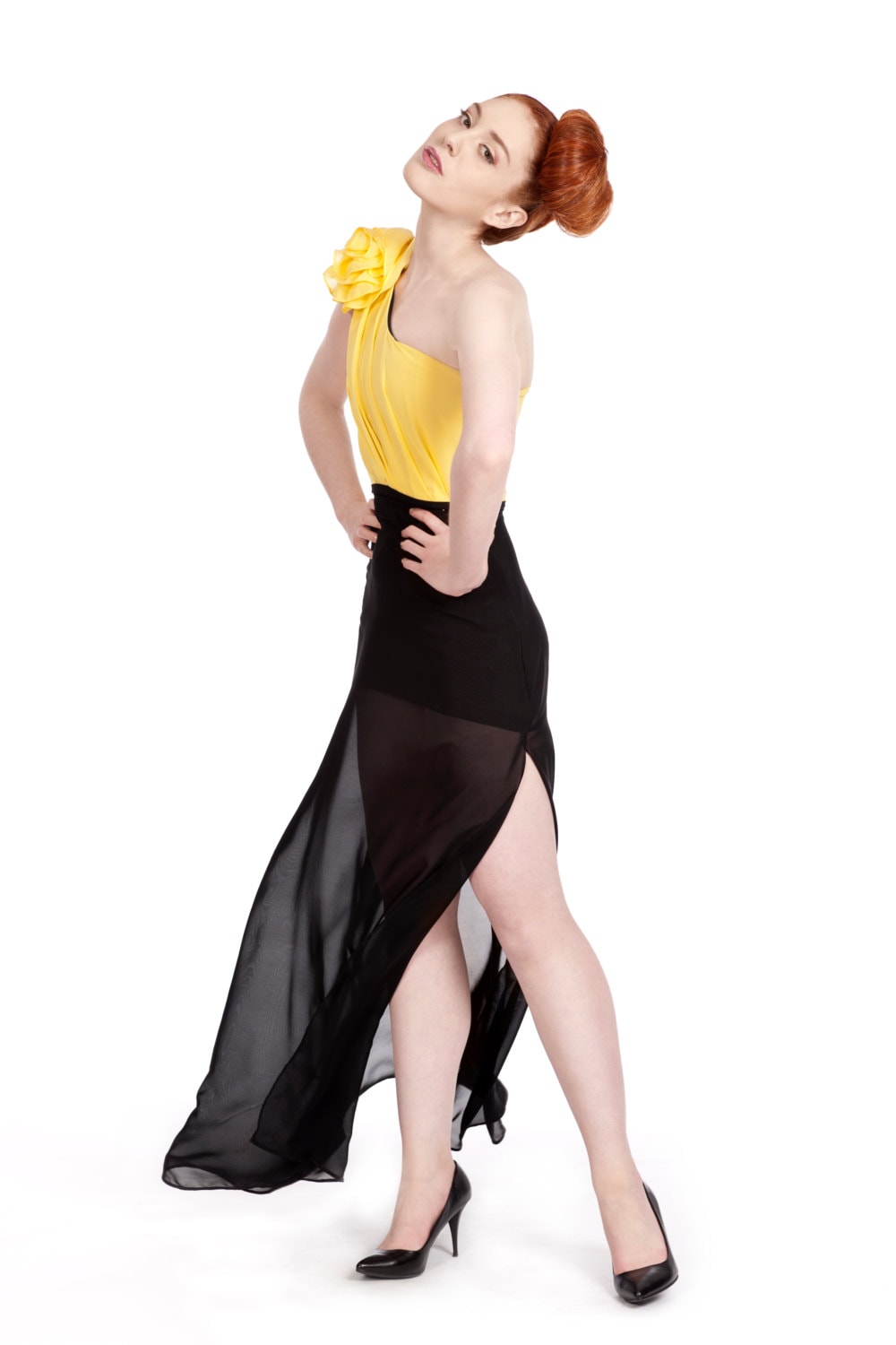 Celeste – Robe en mousseline à une épaule avec fleur faite à la main