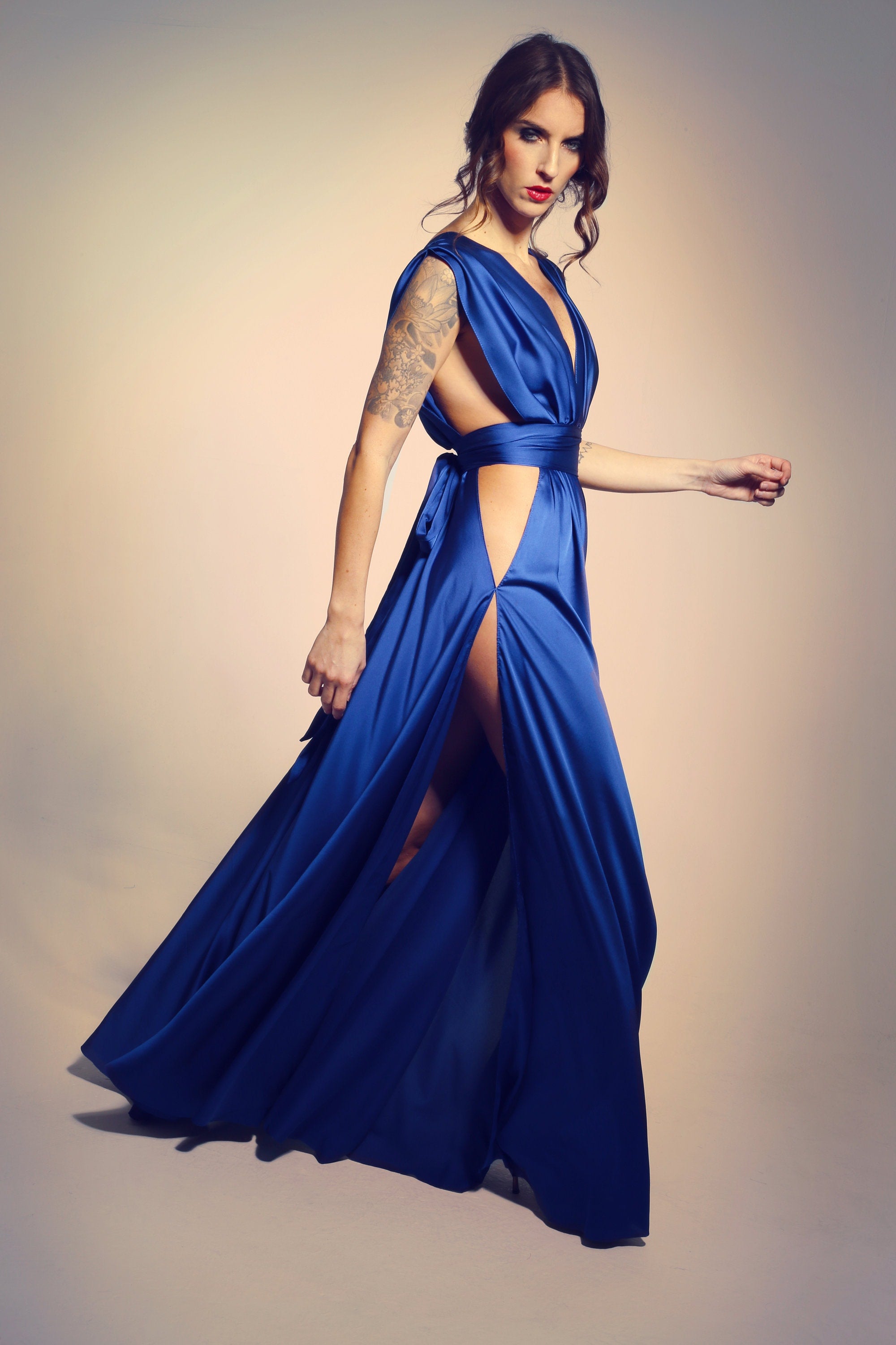 Robe de soirée en satin avec décolleté en V plongeant – Fente haute, dos nu, sur mesure