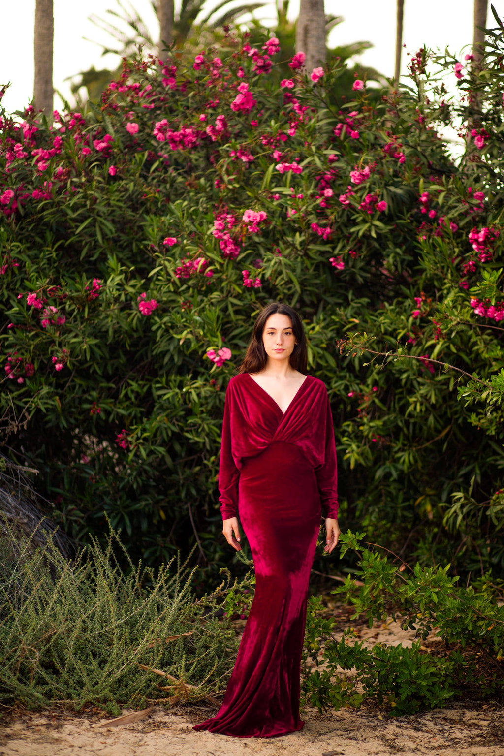 Robe Sirène en Velours – Manches Longues, Décolleté Plongeant en V, Ourlet Queue de Poisson, Sur Mesure