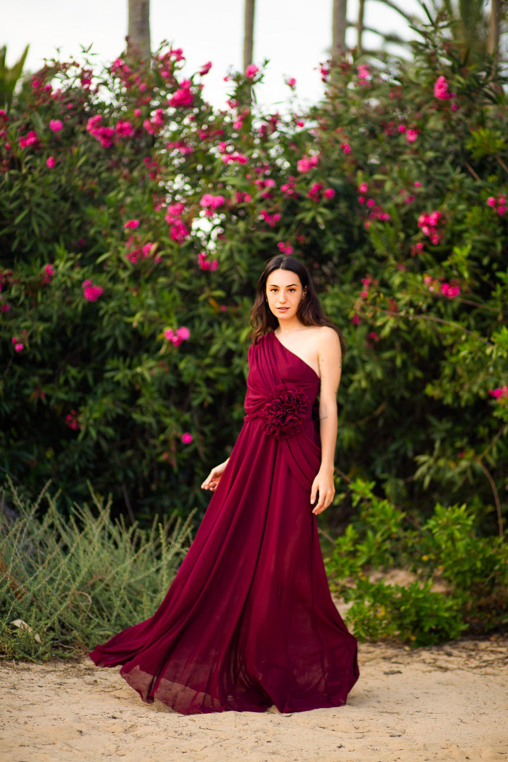 Robe de bal en mousseline à une épaule – Détail floral amovible à la taille, sur mesure