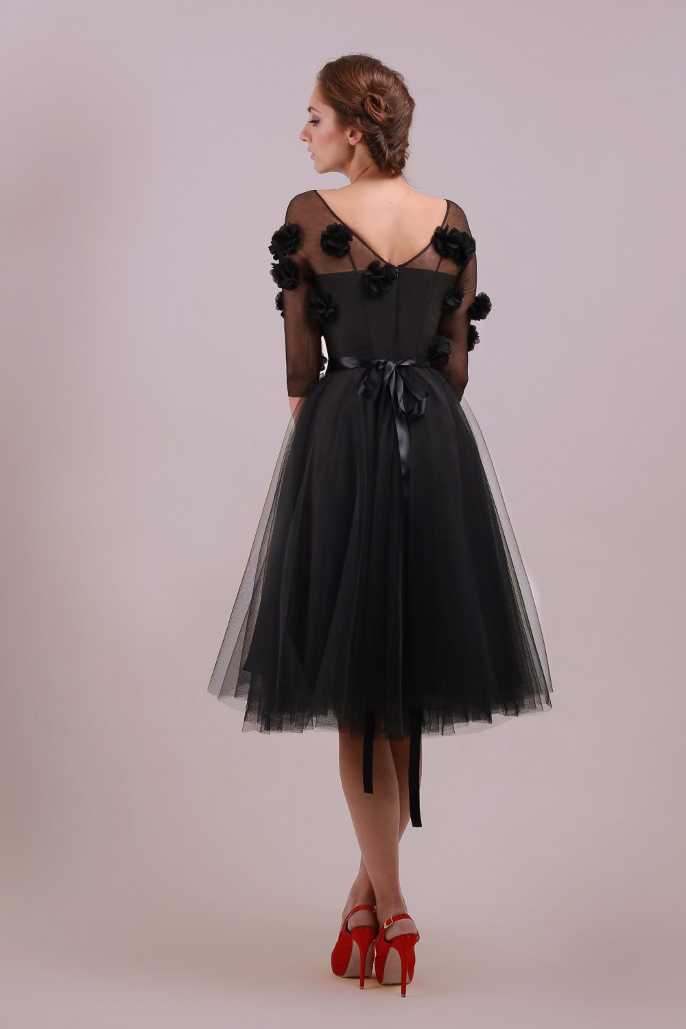 Classe moderne – Robe en tulle floral 3D avec manches transparentes, sur mesure