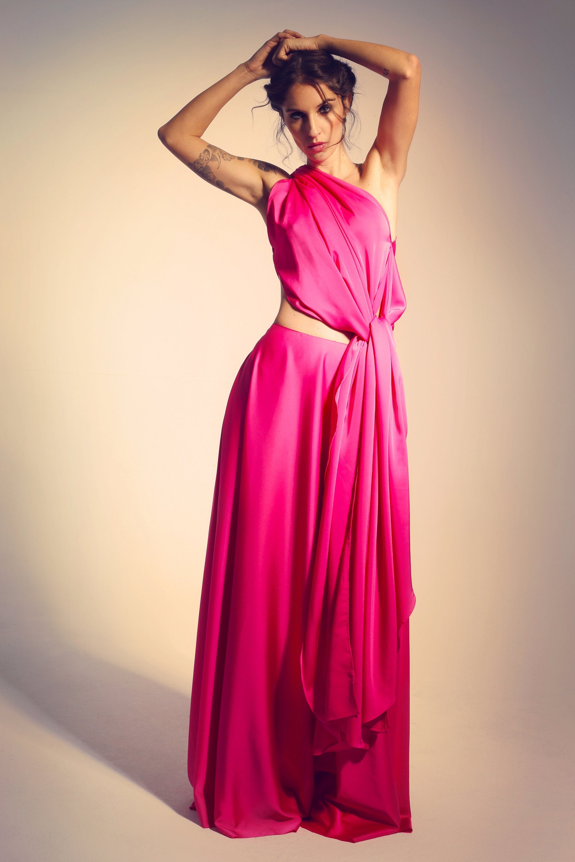 Vivien – Robe longue en satin à une épaule avec découpe latérale
