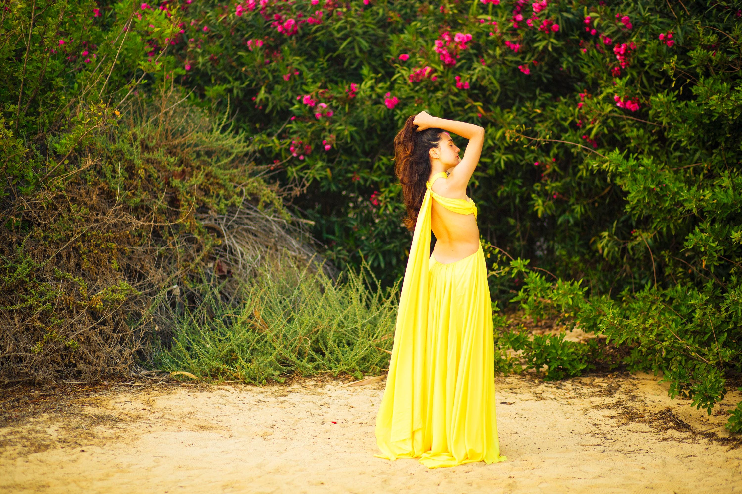 Robe Venus – Robe en mousseline à dos nu avec dos ouvert et nœud à l'encolure, sur mesure