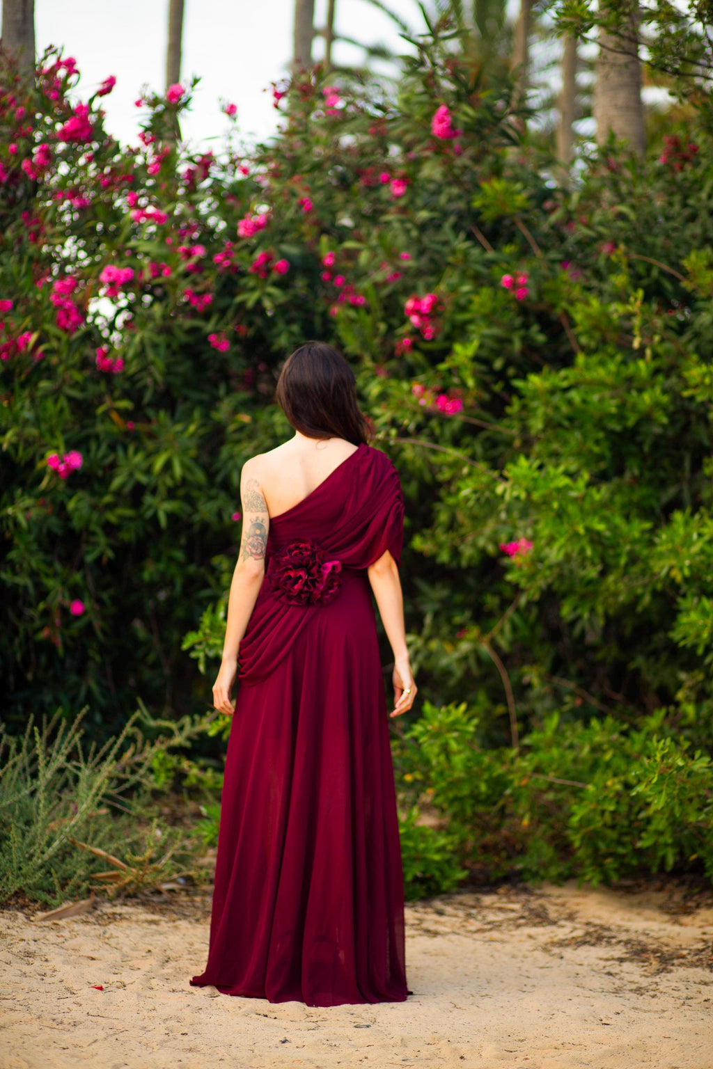 Robe de bal en mousseline à une épaule – Détail floral amovible à la taille, sur mesure
