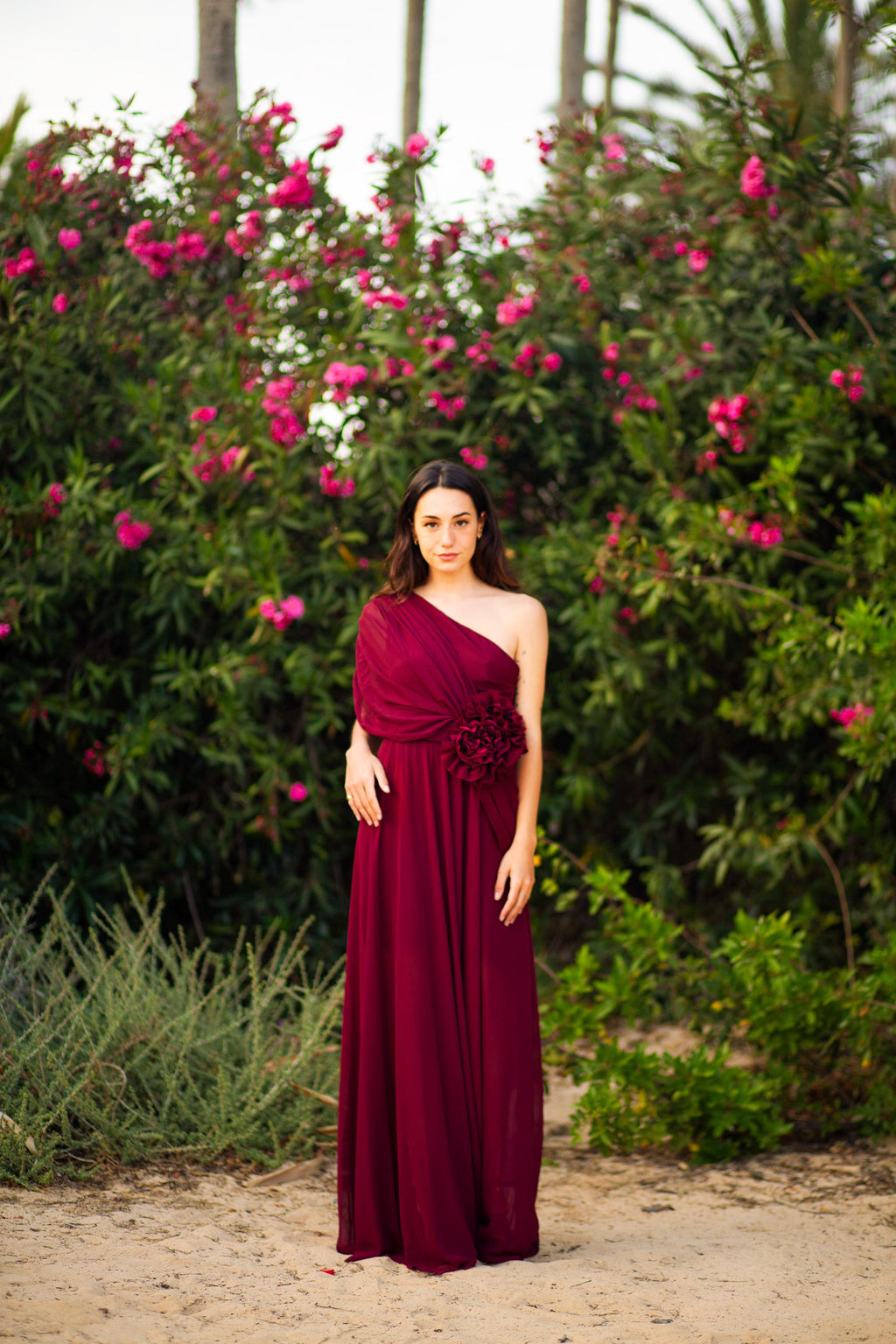 Robe de bal en mousseline à une épaule – Détail floral amovible à la taille, sur mesure
