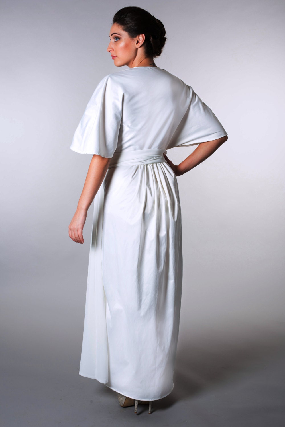 Naples – Robe de mariée en satin soyeux à manches larges et ceinture ornée d'une rose