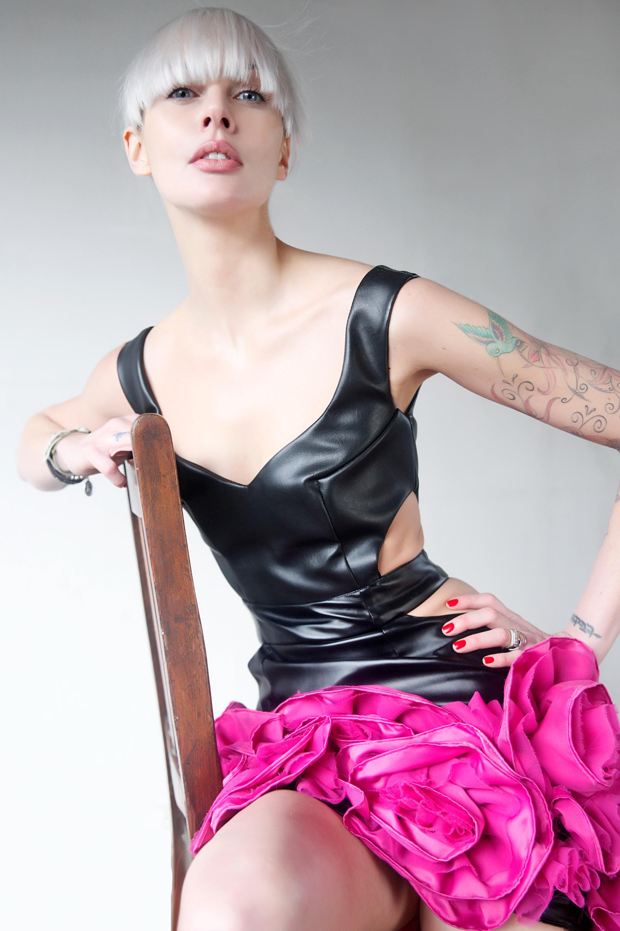 Mini-robe en similicuir et rose fuchsia – Robe de cocktail avant-gardiste, sur mesure