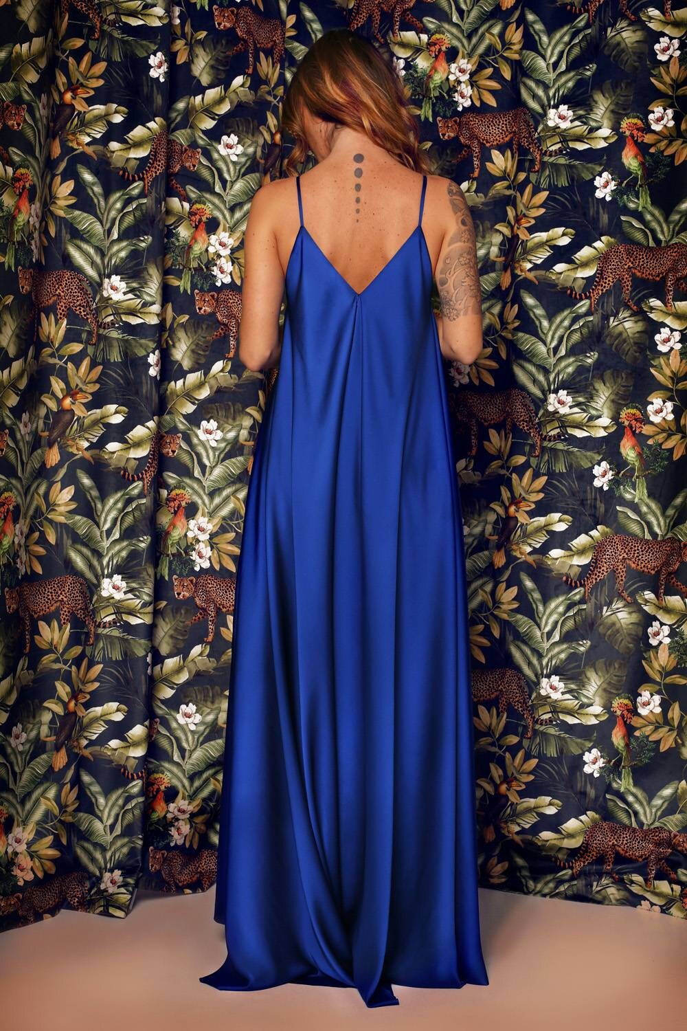 Robe longue en satin à encolure en V profond et à fines bretelles