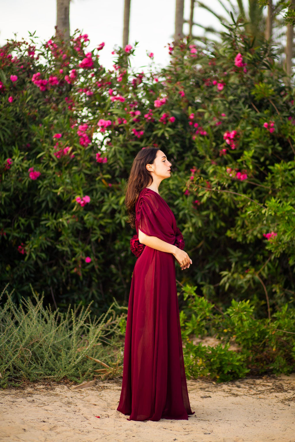 Robe de bal en mousseline à une épaule – Détail floral amovible à la taille, sur mesure