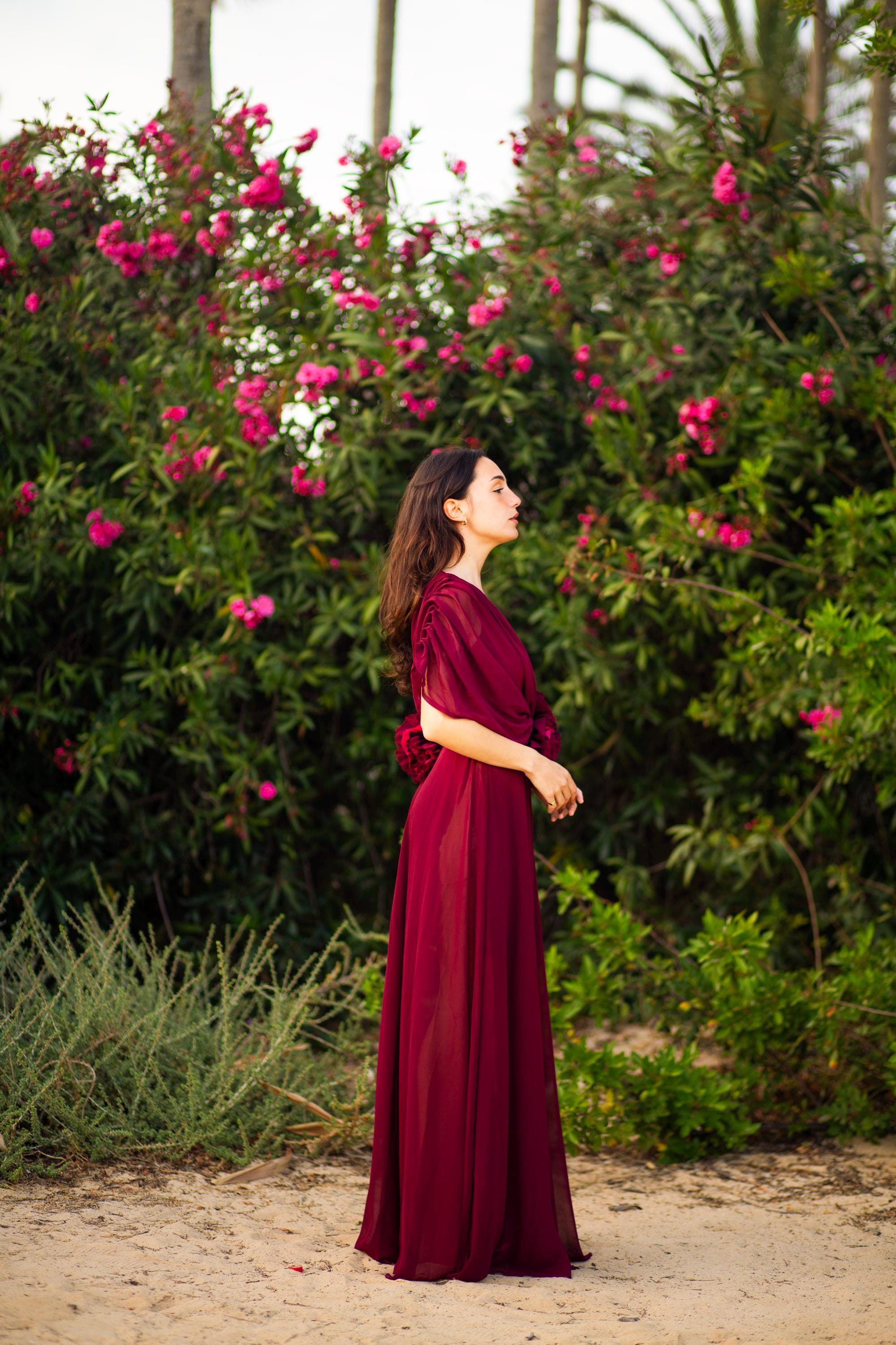 Robe de bal en mousseline à une épaule – Détail floral amovible à la taille, sur mesure
