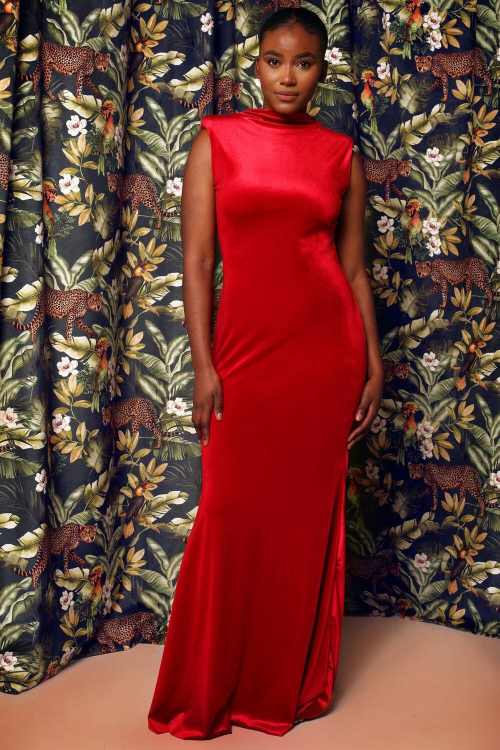 Robe de soirée sirène en velours rouge avec épaules rembourrées