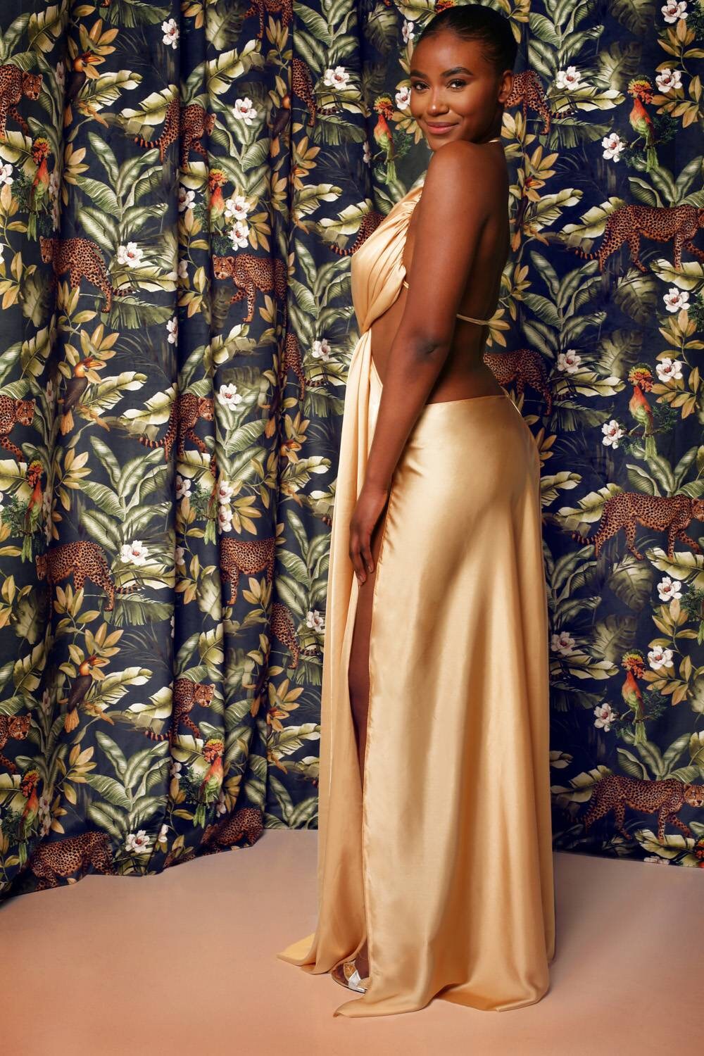 Robe de soirée en satin dos nu avec fentes latérales
