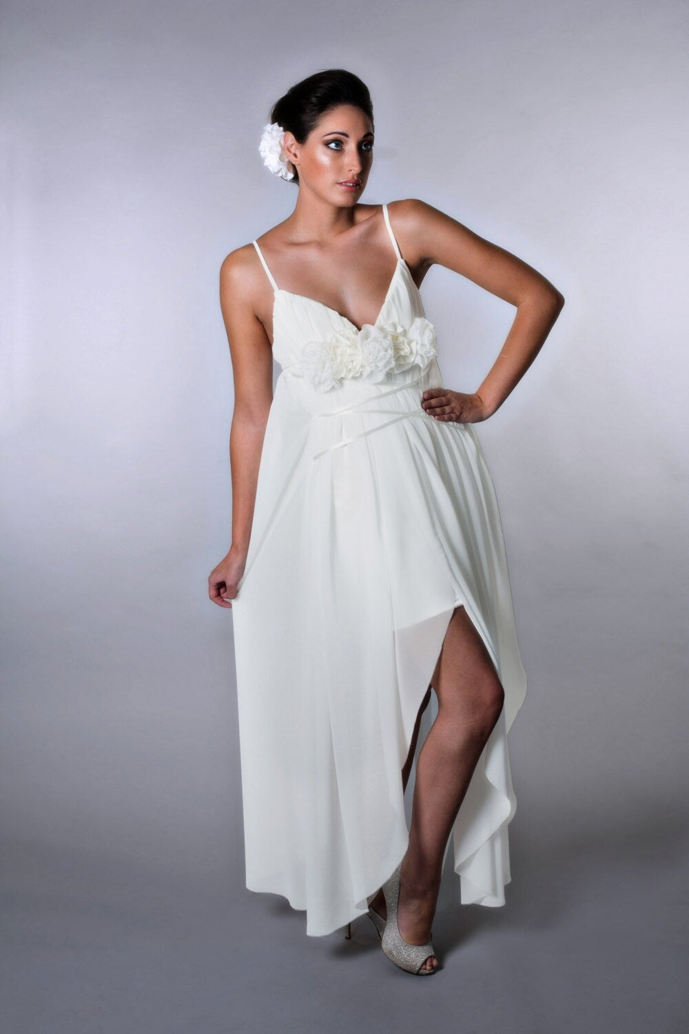 Latina – Robe de mariée de plage en mousseline ornée de roses en satin