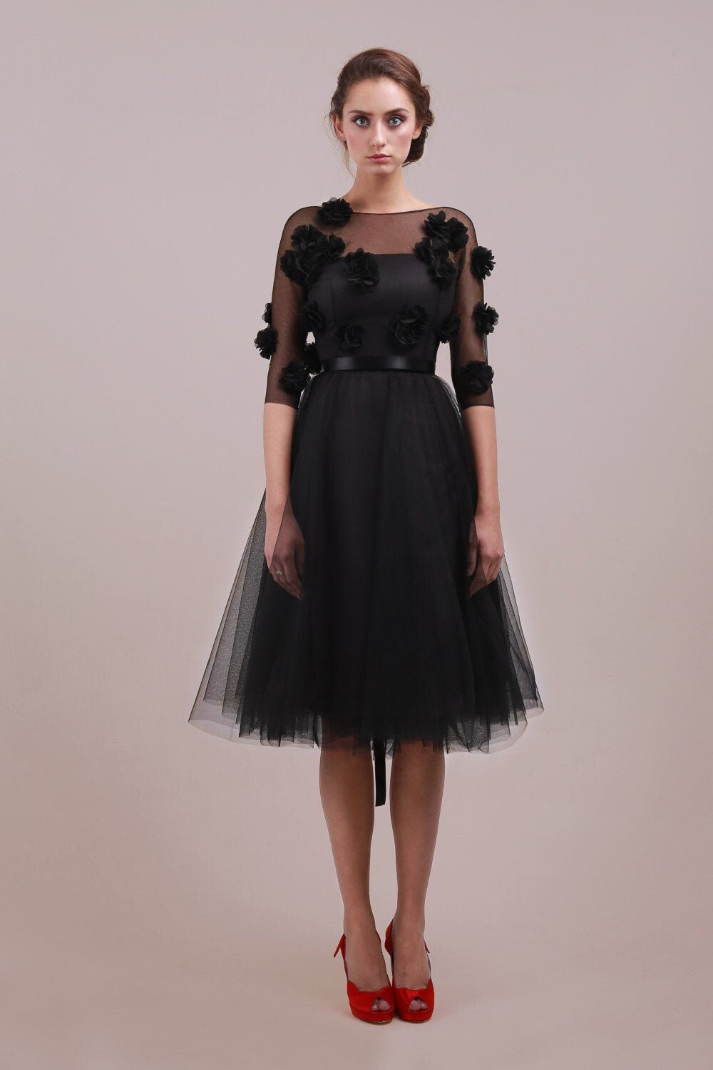 Classe moderne – Robe en tulle floral 3D avec manches transparentes, sur mesure