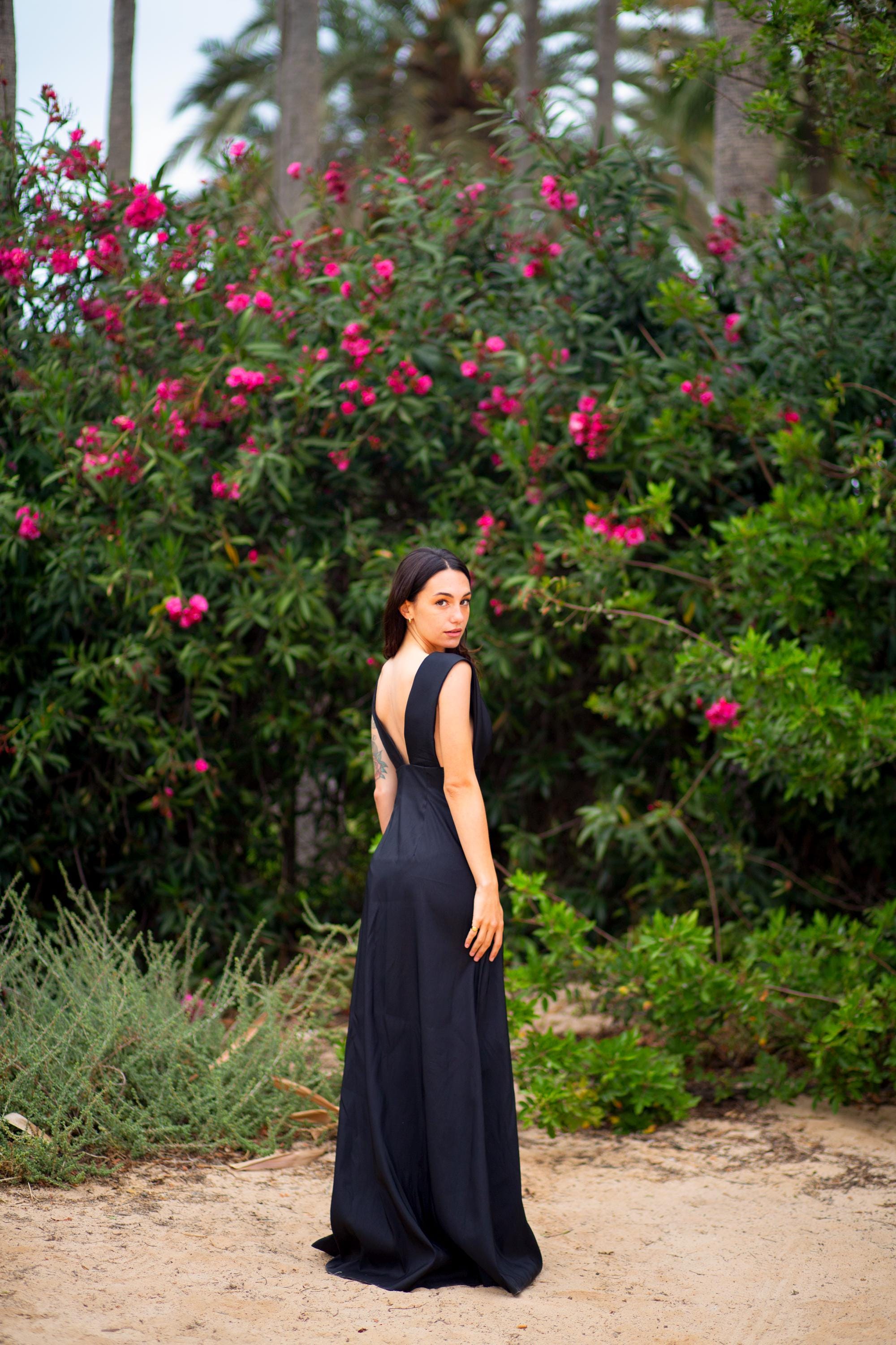 Robe de soirée en taffetas – Décolleté en V plongeant, longueur ras du sol avec fente latérale, sur mesure
