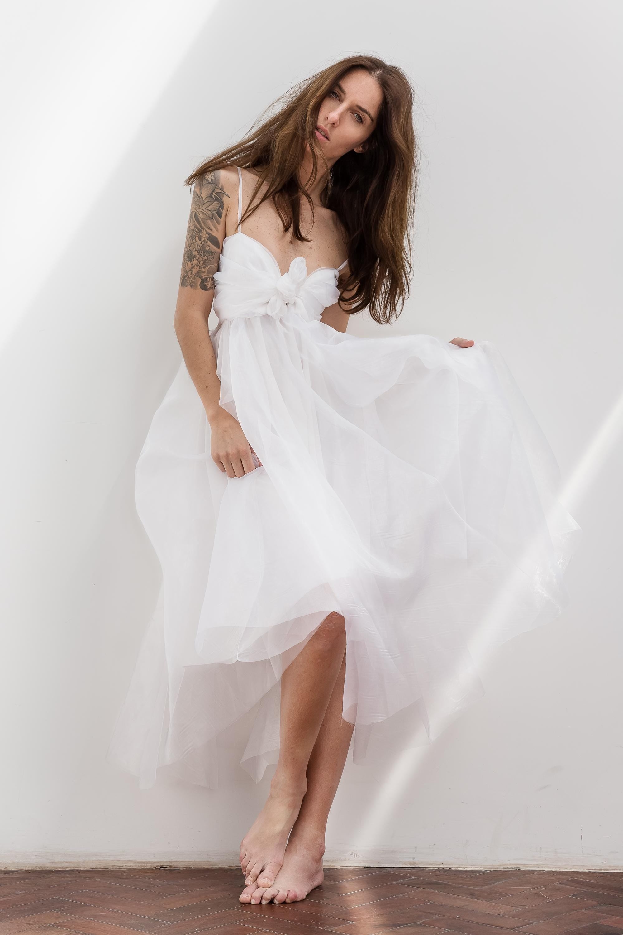 Robe de mariée bouffante en organza avec corsage plissé et fines bretelles