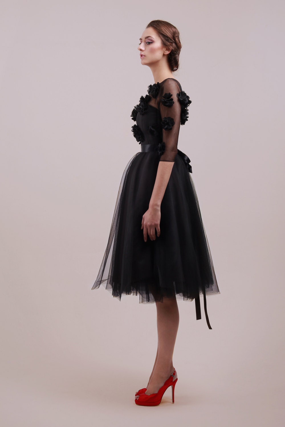 Classe moderne – Robe en tulle floral 3D avec manches transparentes, sur mesure