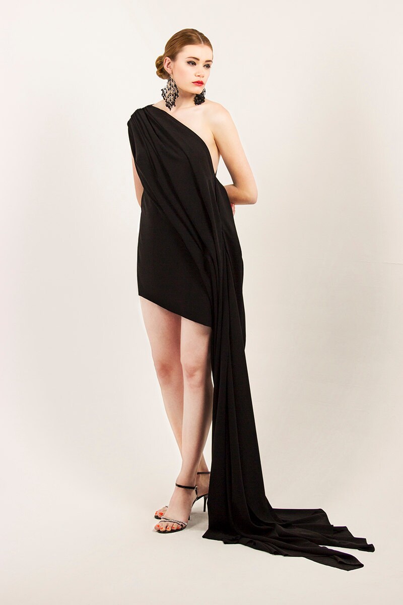 Drapé — Robe de soirée asymétrique avec traîne
