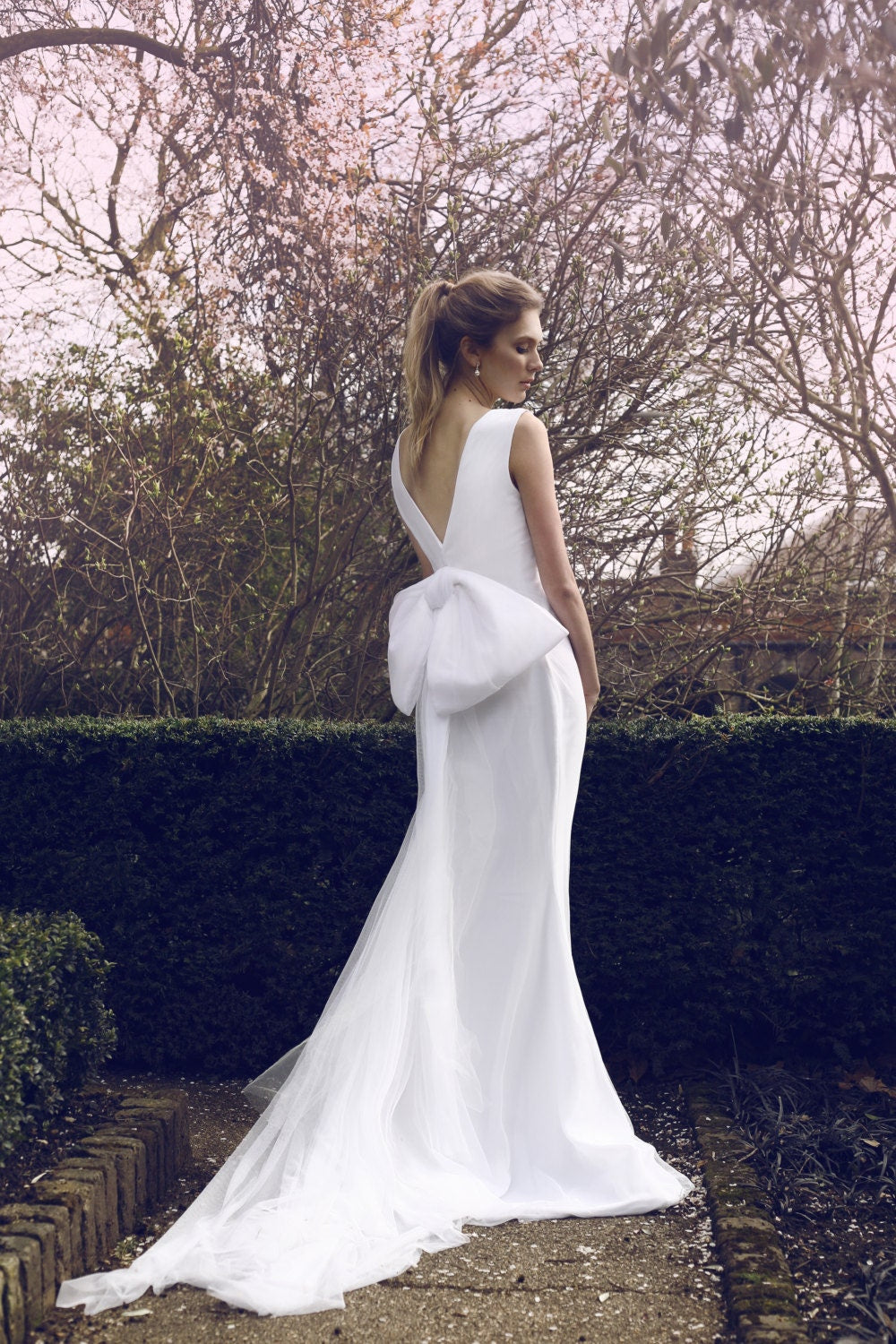 Nikole – Robe de mariée en tulle et satin duchesse, col en V, avec nœud amovible