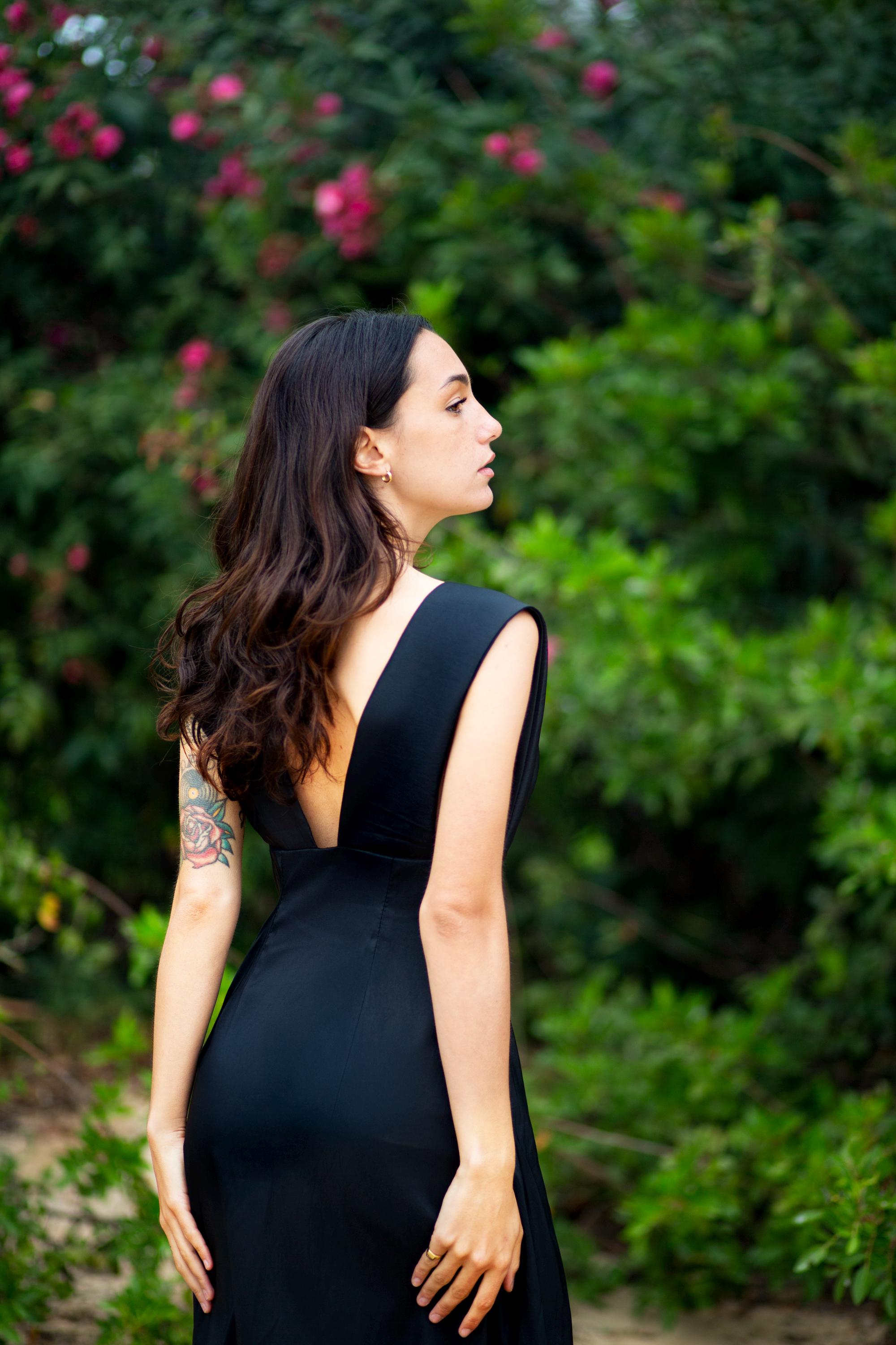 Robe de soirée en taffetas – Décolleté en V plongeant, longueur ras du sol avec fente latérale, sur mesure