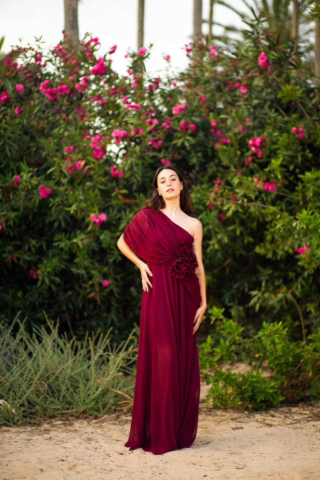 Robe de bal en mousseline à une épaule – Détail floral amovible à la taille, sur mesure