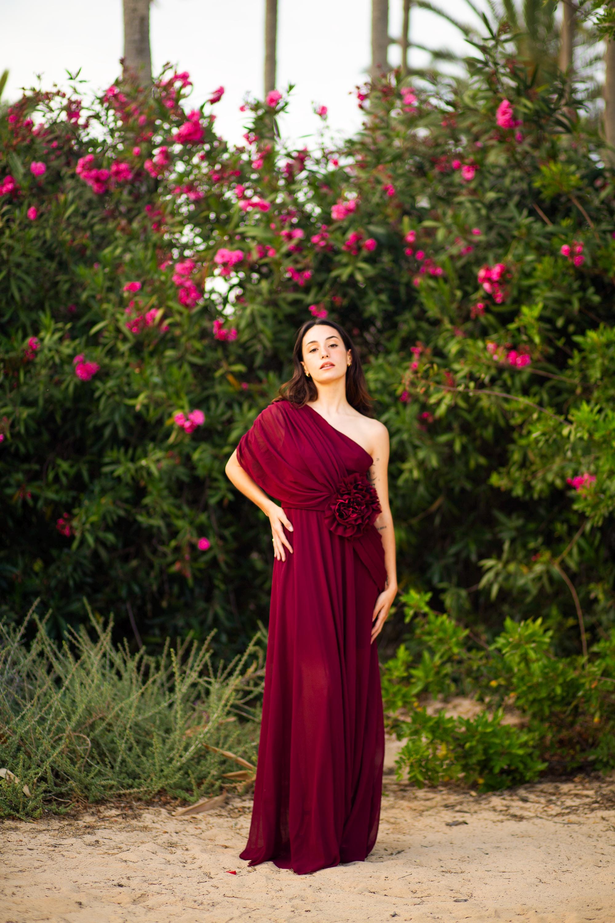 Robe de bal en mousseline à une épaule – Détail floral amovible à la taille, sur mesure