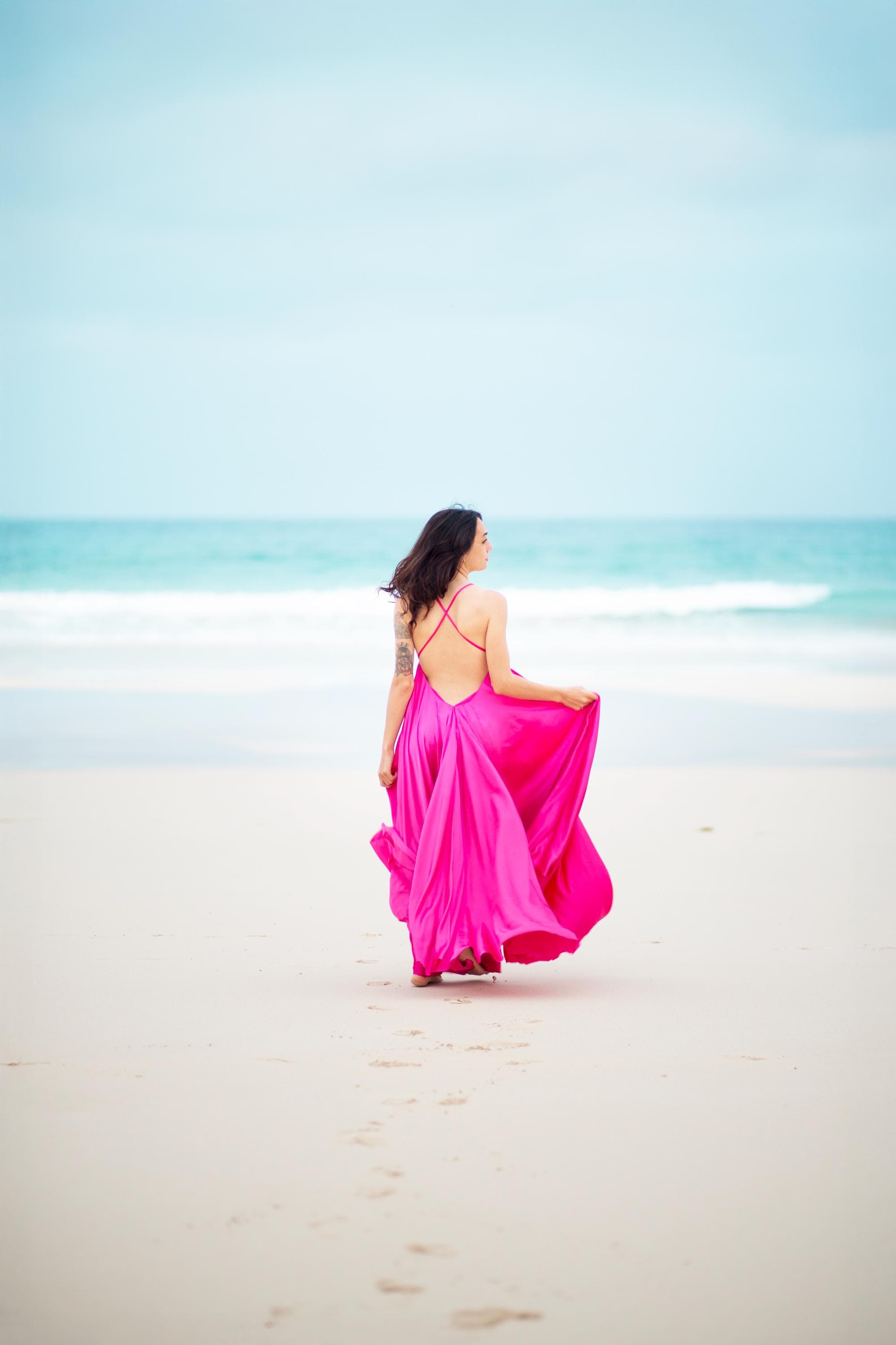 Robe longue en satin dos nu – Robe de soirée fluide et romantique, confectionnée sur mesure