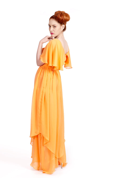 Aurora – Robe longue en mousseline fluide avec encolure rose et manches papillon