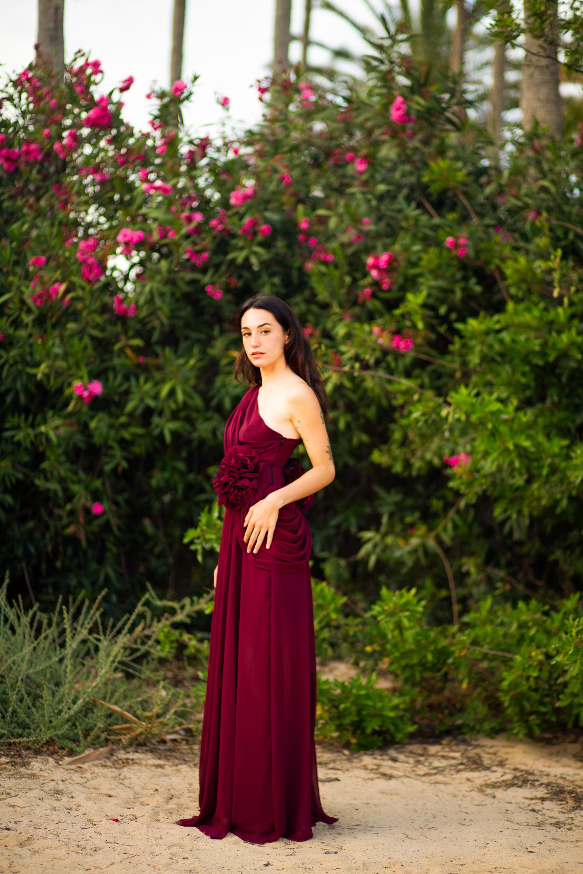 Robe de bal en mousseline à une épaule – Détail floral amovible à la taille, sur mesure