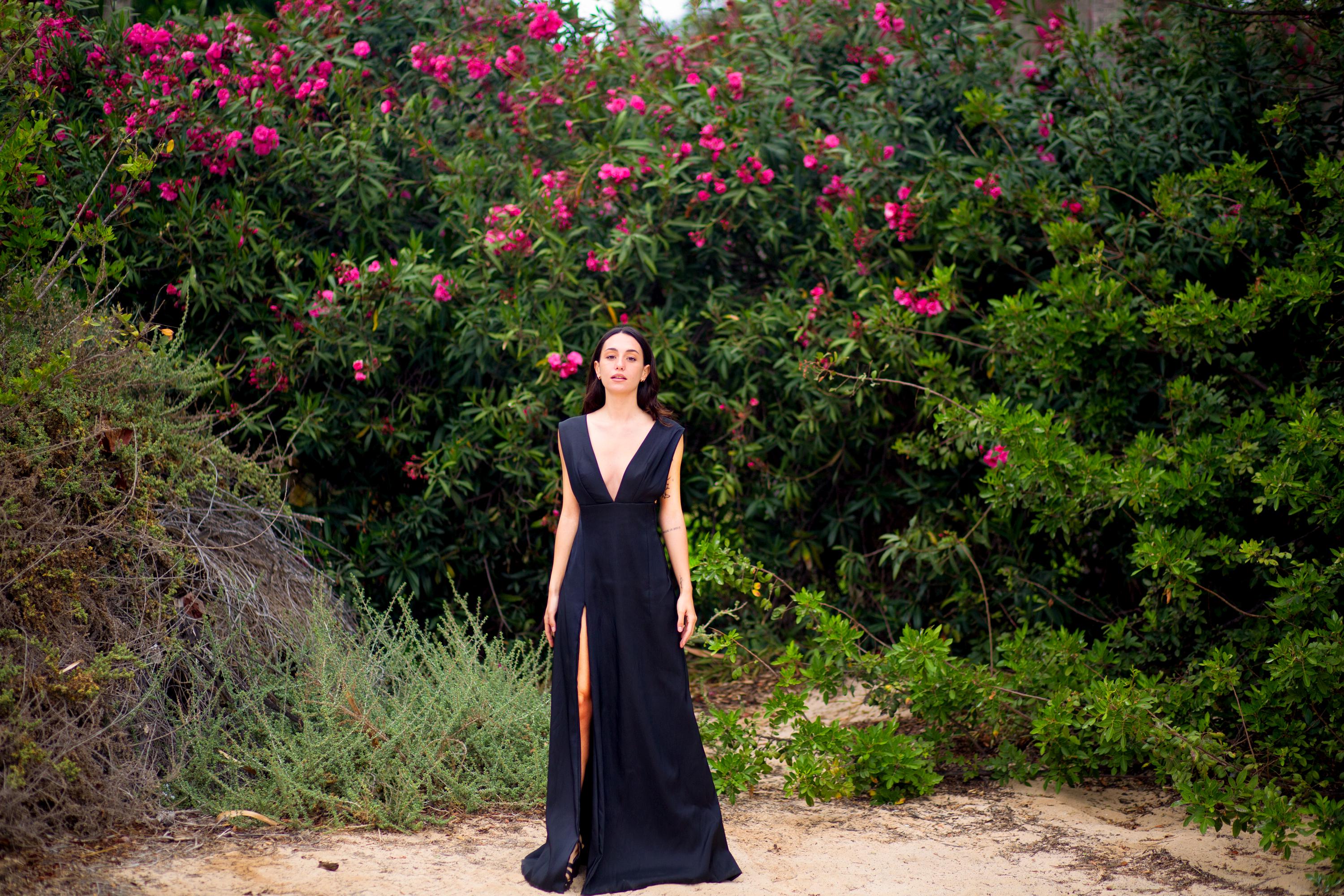 Robe de soirée en taffetas – Décolleté en V plongeant, longueur ras du sol avec fente latérale, sur mesure
