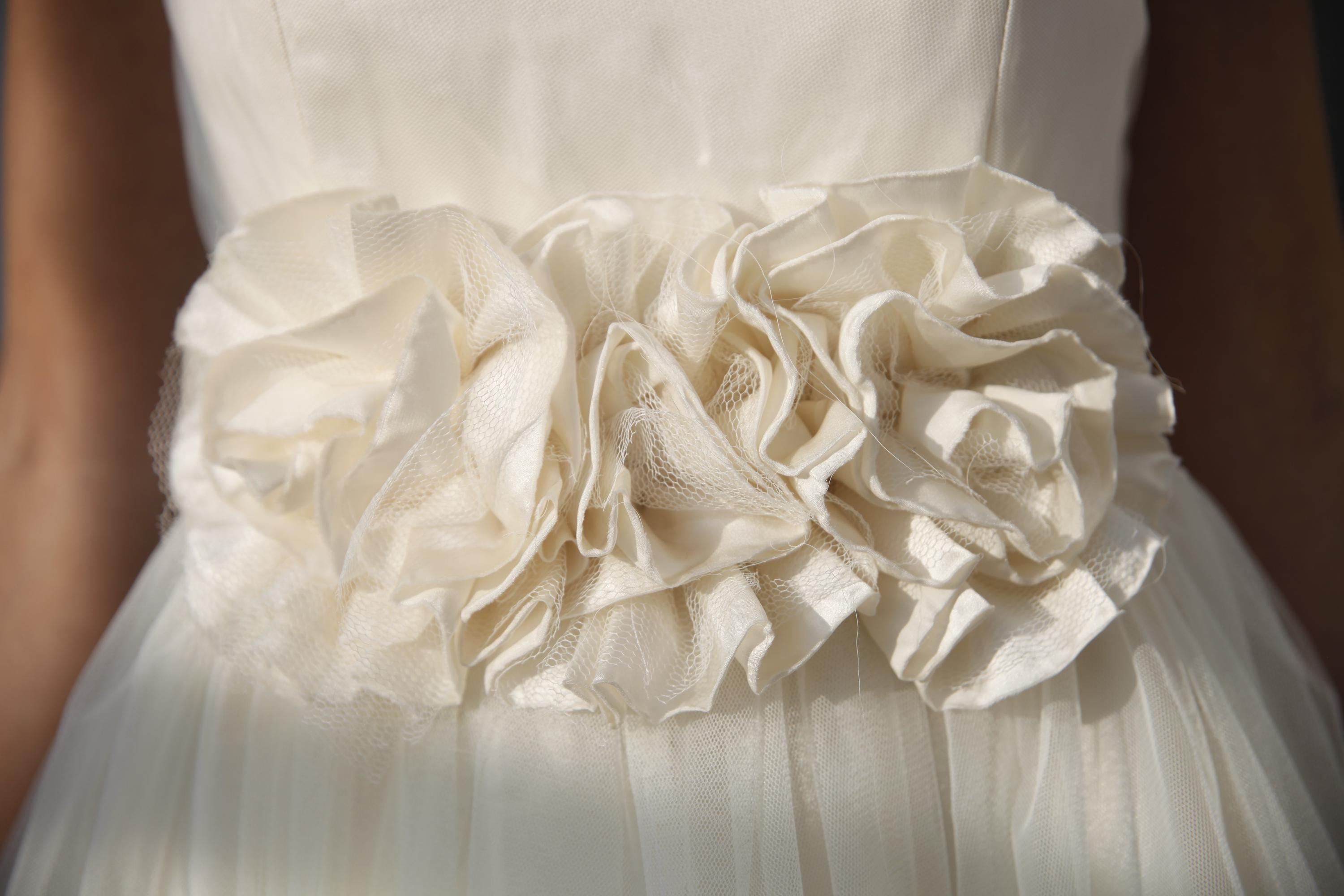 Milan – Robe de mariée courte en tulle avec ceinture de roses faites à la main