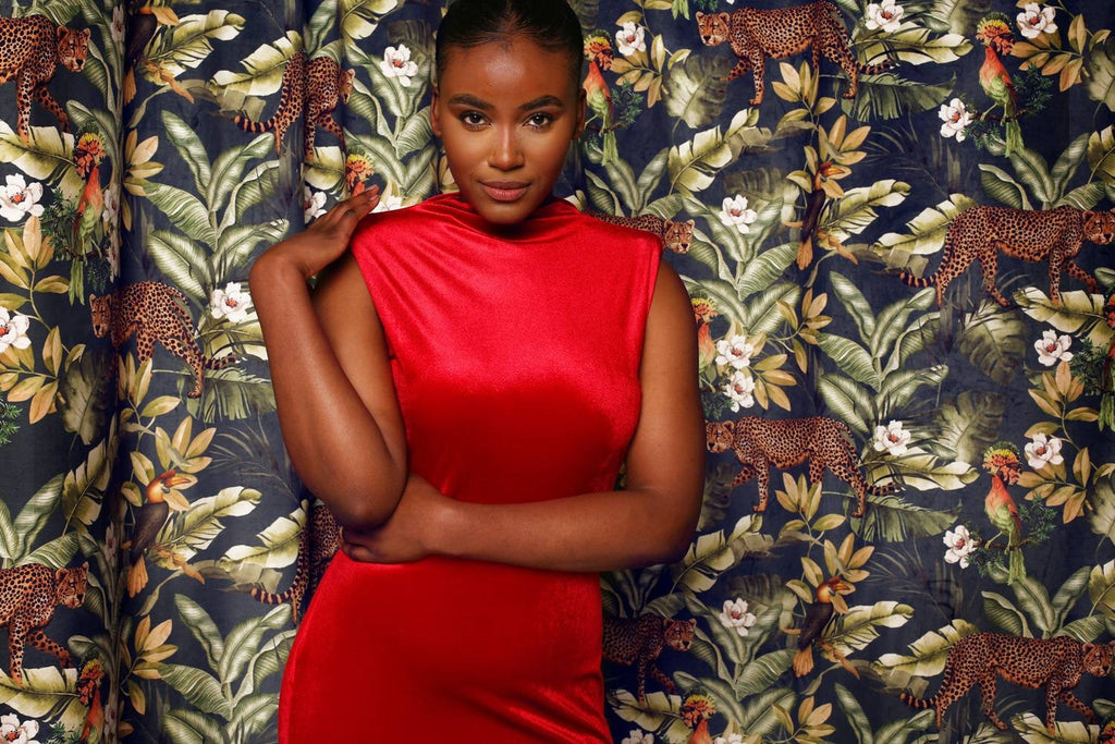 Robe de soirée sirène en velours rouge avec épaules rembourrées