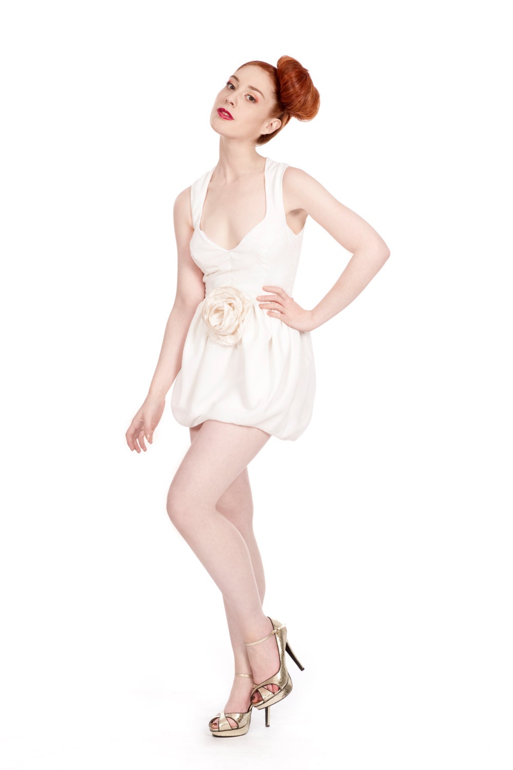 Agnes – Robe de mariée courte avec rose faite main et jupe citrouille