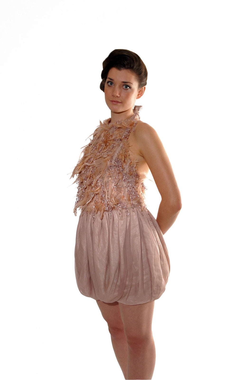 Mini-robe licou à plumes : Jupe boule en mousseline de soie, Dos ouvert