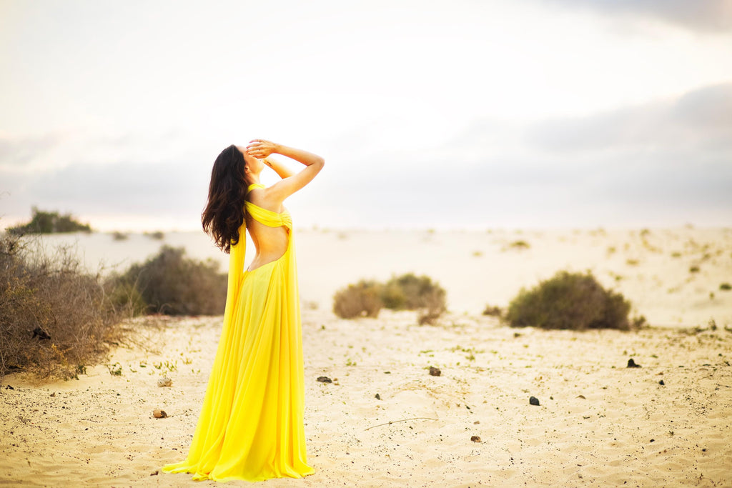 Robe Venus – Robe en mousseline à dos nu avec dos ouvert et nœud à l'encolure, sur mesure