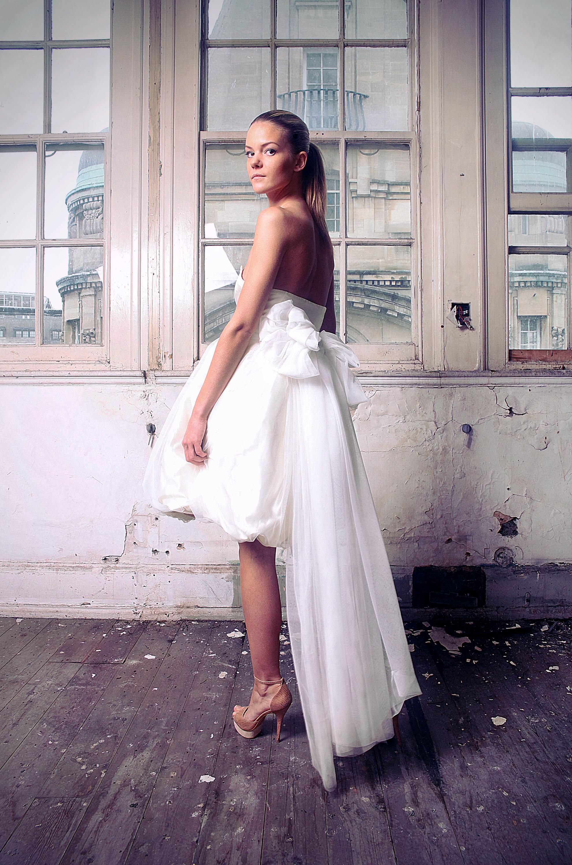 Pixie – Robe de mariée courte avec corset en soie et nœud amovible