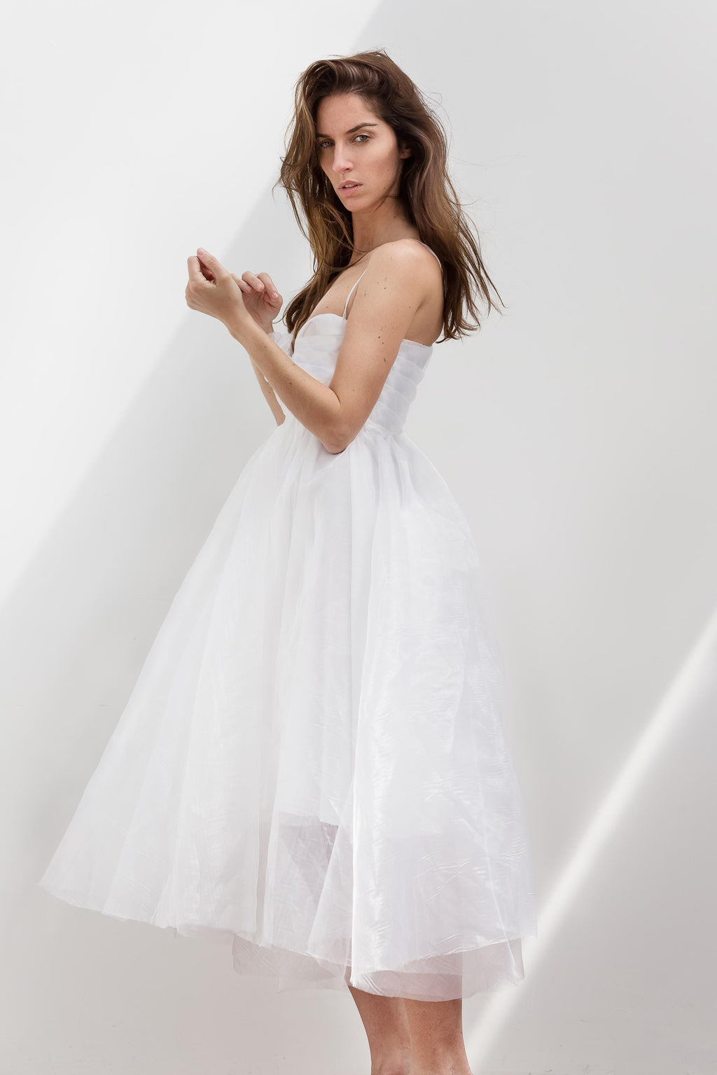 Robe de mariée bouffante en organza avec corsage plissé et fines bretelles
