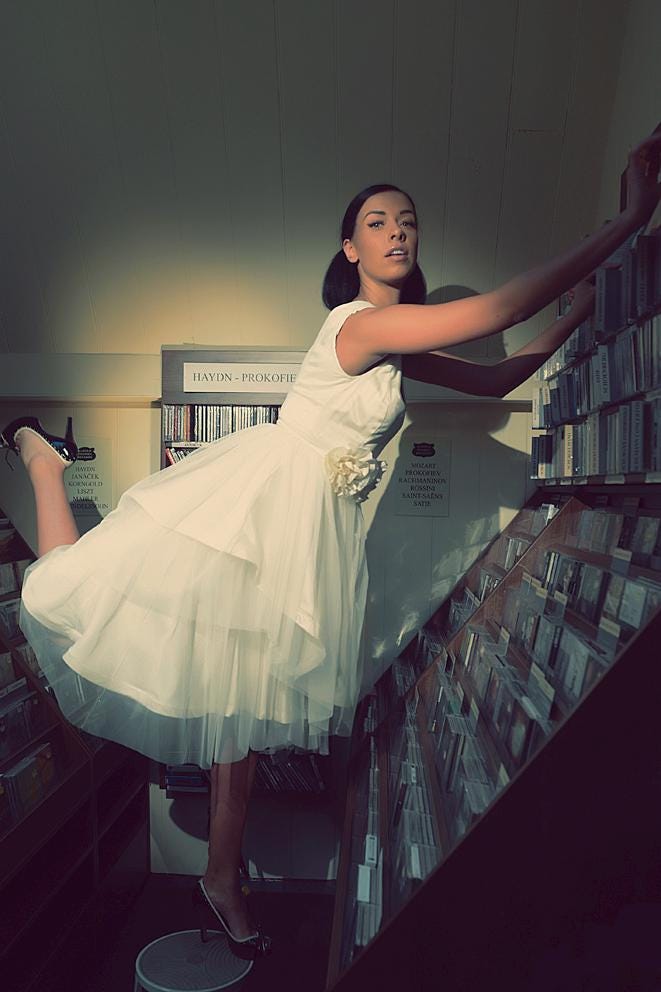 Milan – Robe de mariée courte en tulle avec ceinture de roses faites à la main